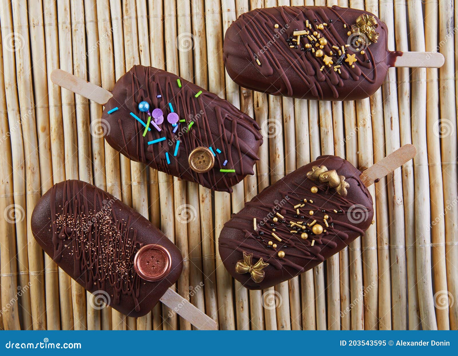 Saute Le Gateau Sous Forme De Creme Glacee Au Chocolat Et A La Decoration Image Stock Image Du Popsicle Partie Saute Le Gateau Sous Forme De Creme Glacee Au Chocolat Et A La Decoration Image Stock Image Du Popsicle Partie