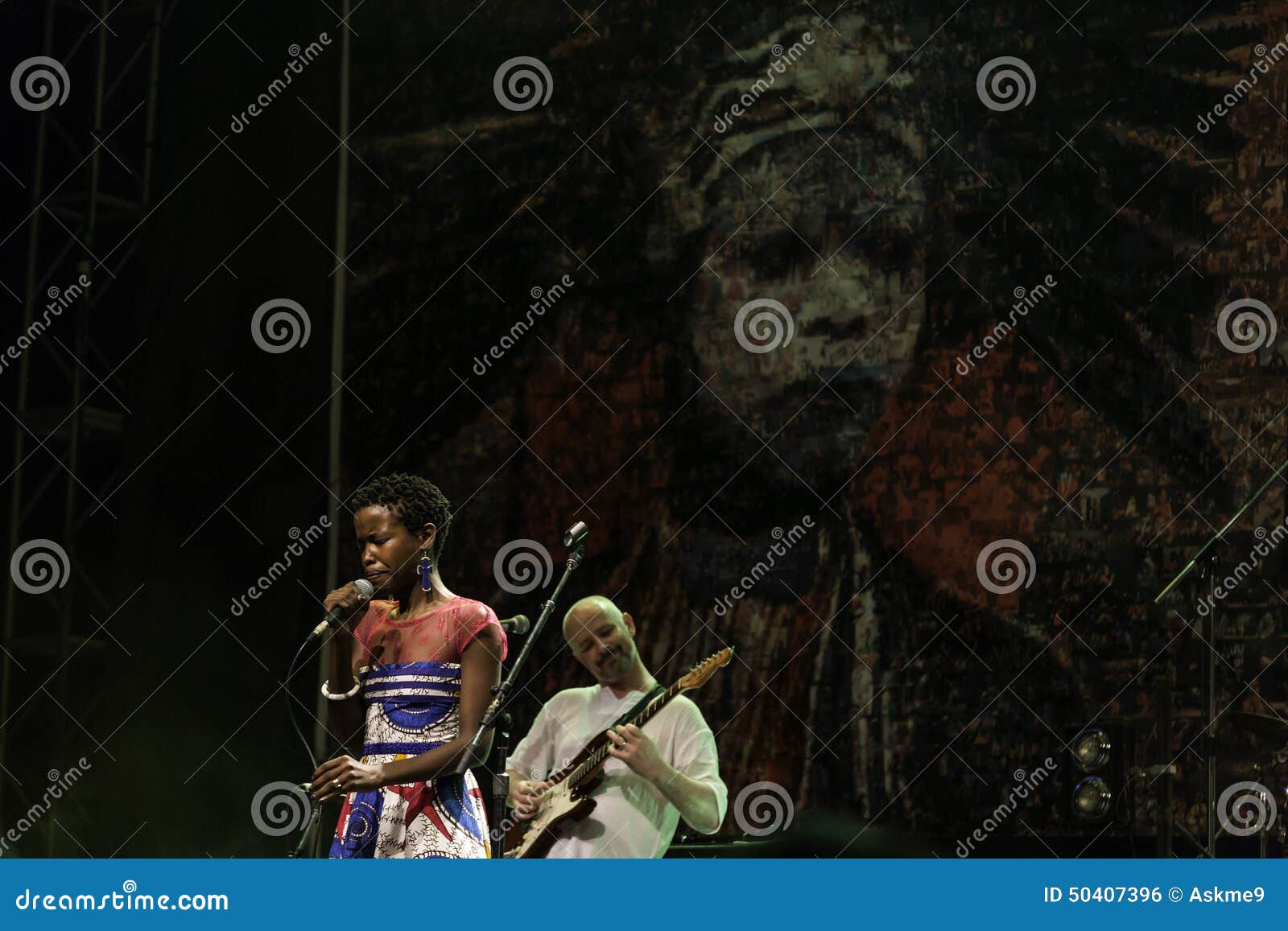 Η Liza Kamikazi (της Ρουάντα καλλιτέχνης) και ο Δαβίδ Wald αποδίδουν κατά τη διάρκεια Sauti Za Busara το 2015 σε Stonetown, Zanzibar