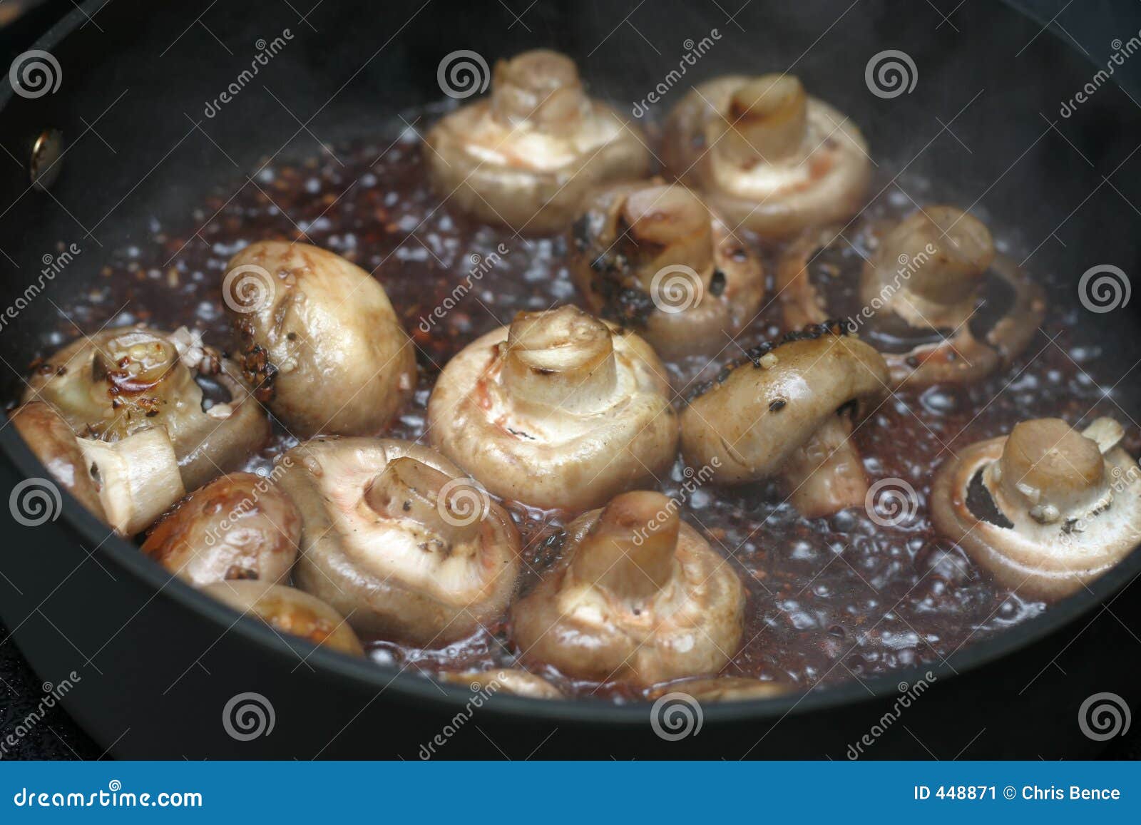 Sautierte Pilze stockbild. Bild von saftig, gesundheit - 448871