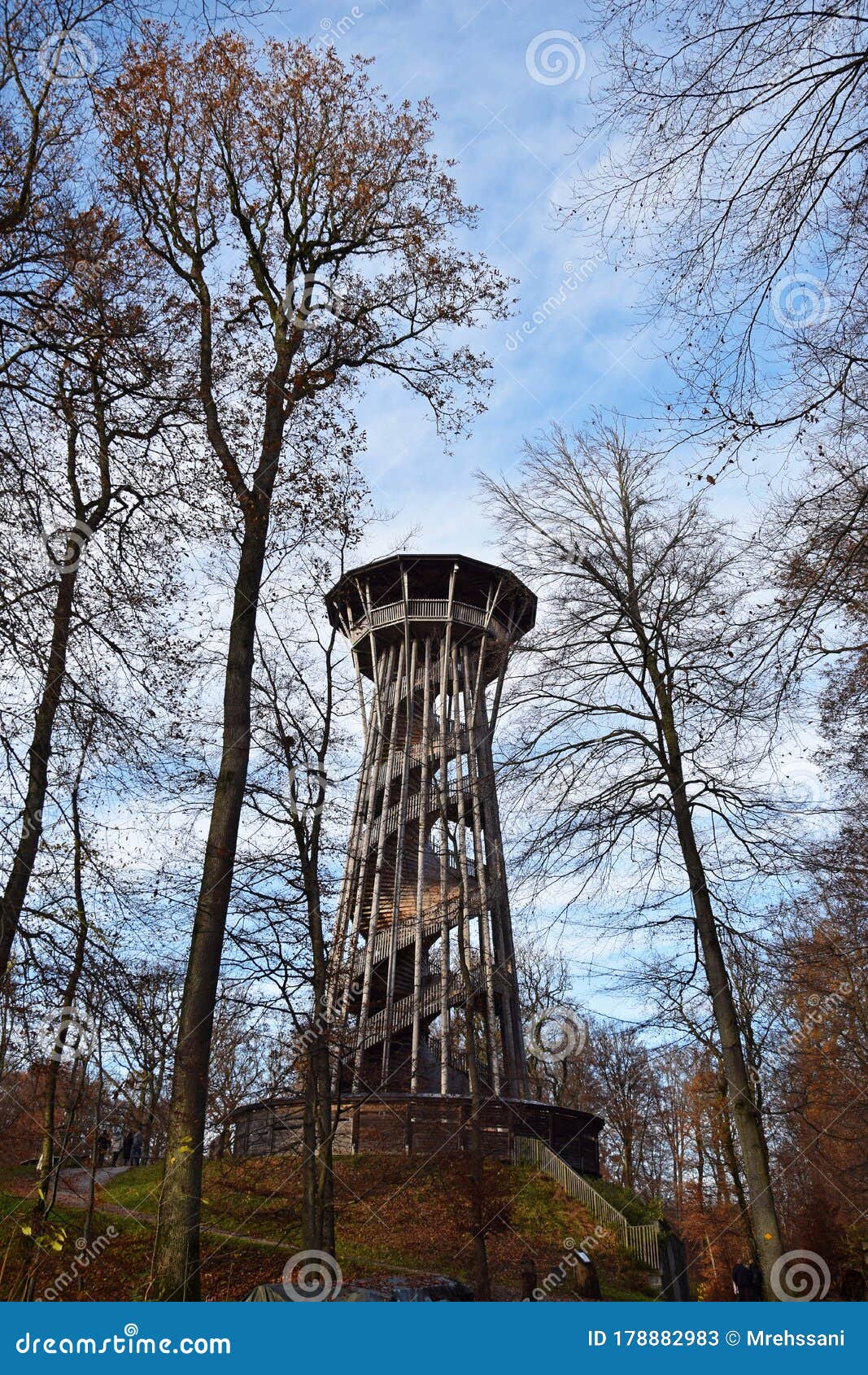 tiener blad beschermen Sauvabelin Spiraal - Houten Toren Lausanne Zwitserland Stock Afbeelding -  Image of spiraal, meer: 178882983
