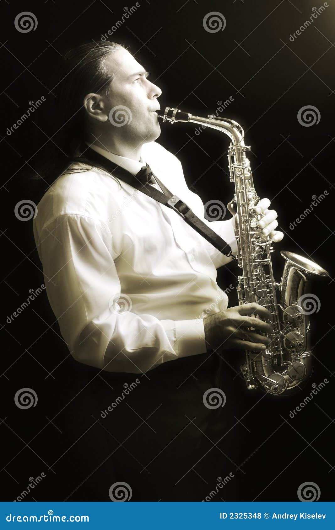 Saxofonista. Un hombre que toca su instrumento de viento con la expresión.