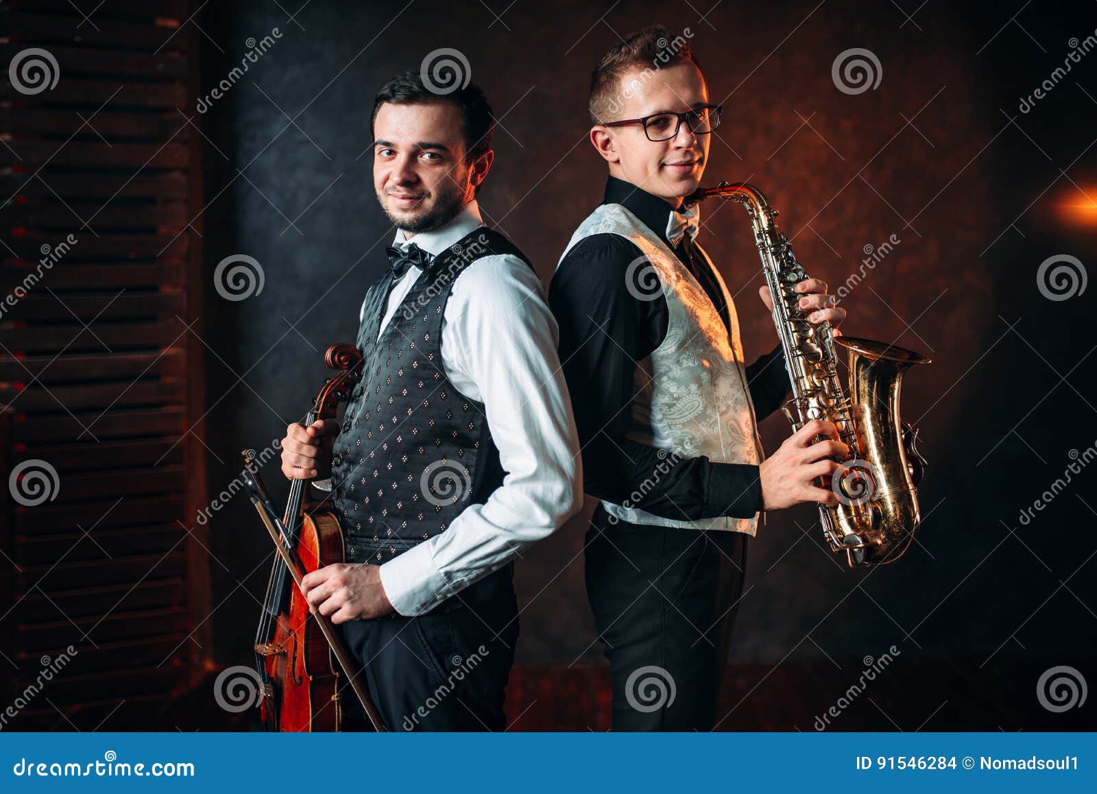 Saxophonist Mit Saxophon Und Violinst Mit Violinenduo Stockfoto Bild