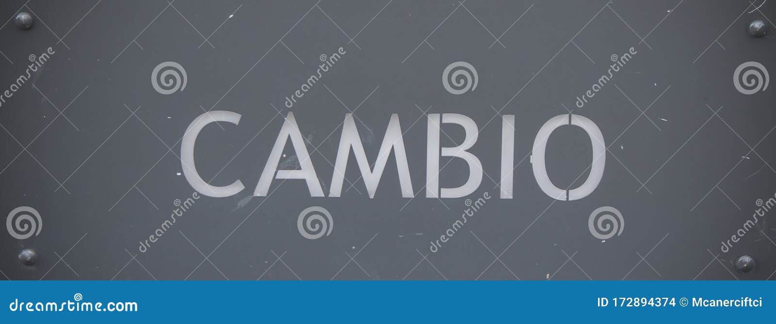 it says cambio in white on gray background.