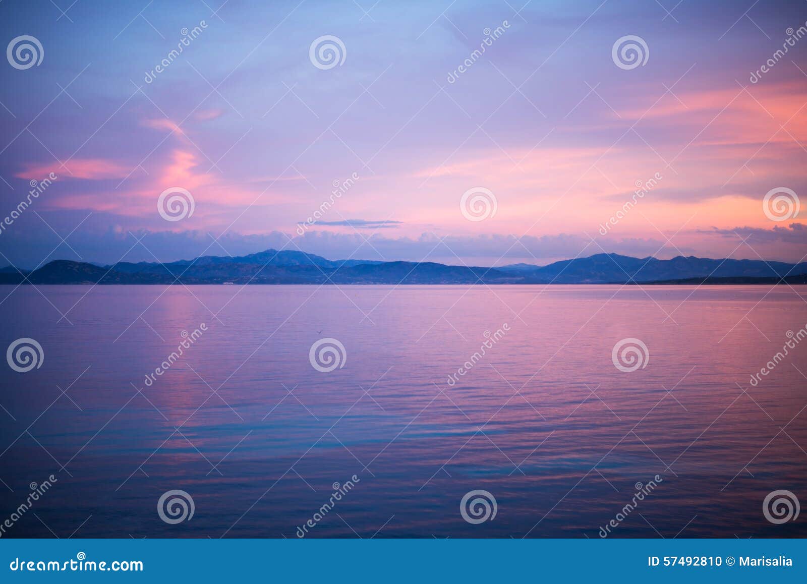 Scène Calme De Coucher Du Soleil De Soirée à Leau Chez