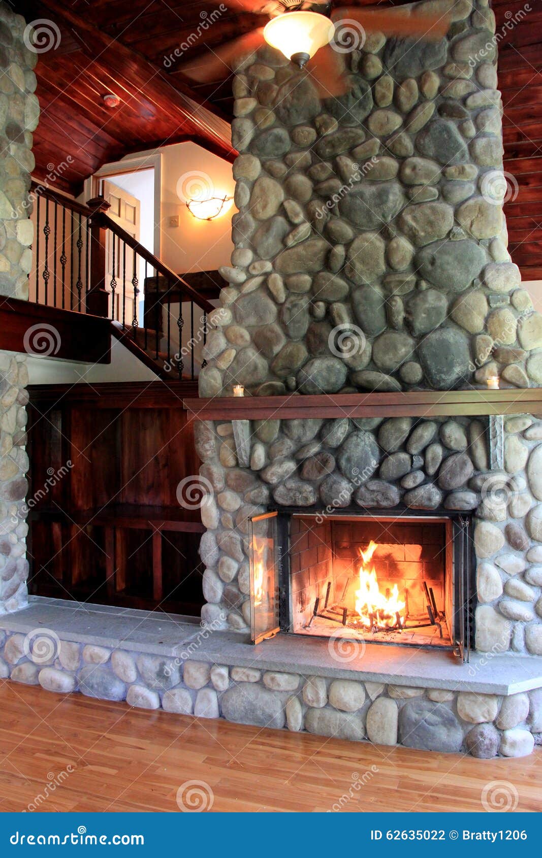 Scene Chaude Dans L Art De Presentation Allume De Cheminee En Pierre Dans La Maison Rustique Photo Stock Image Du Photographie Chaudement Scene Chaude Dans L Art De Presentation Allume De Cheminee En Pierre Dans La Maison Rustique Photo Stock Image Du Photographie Chaudement