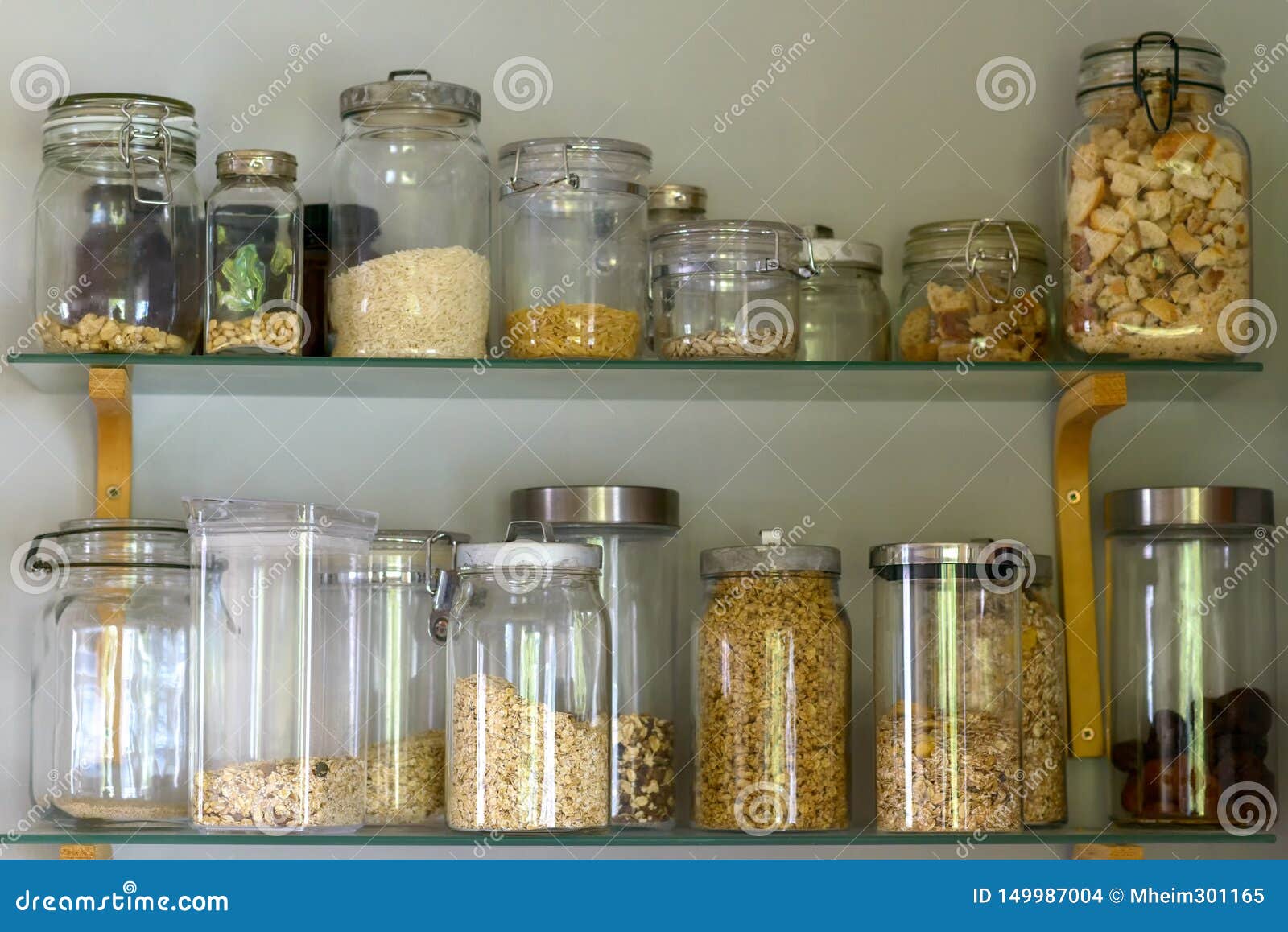 Scaffale Della Dispensa Con Alimento Assortito in Barattoli Di Vetro  Fotografia Stock - Immagine di vaso, ingredienti: 149987004