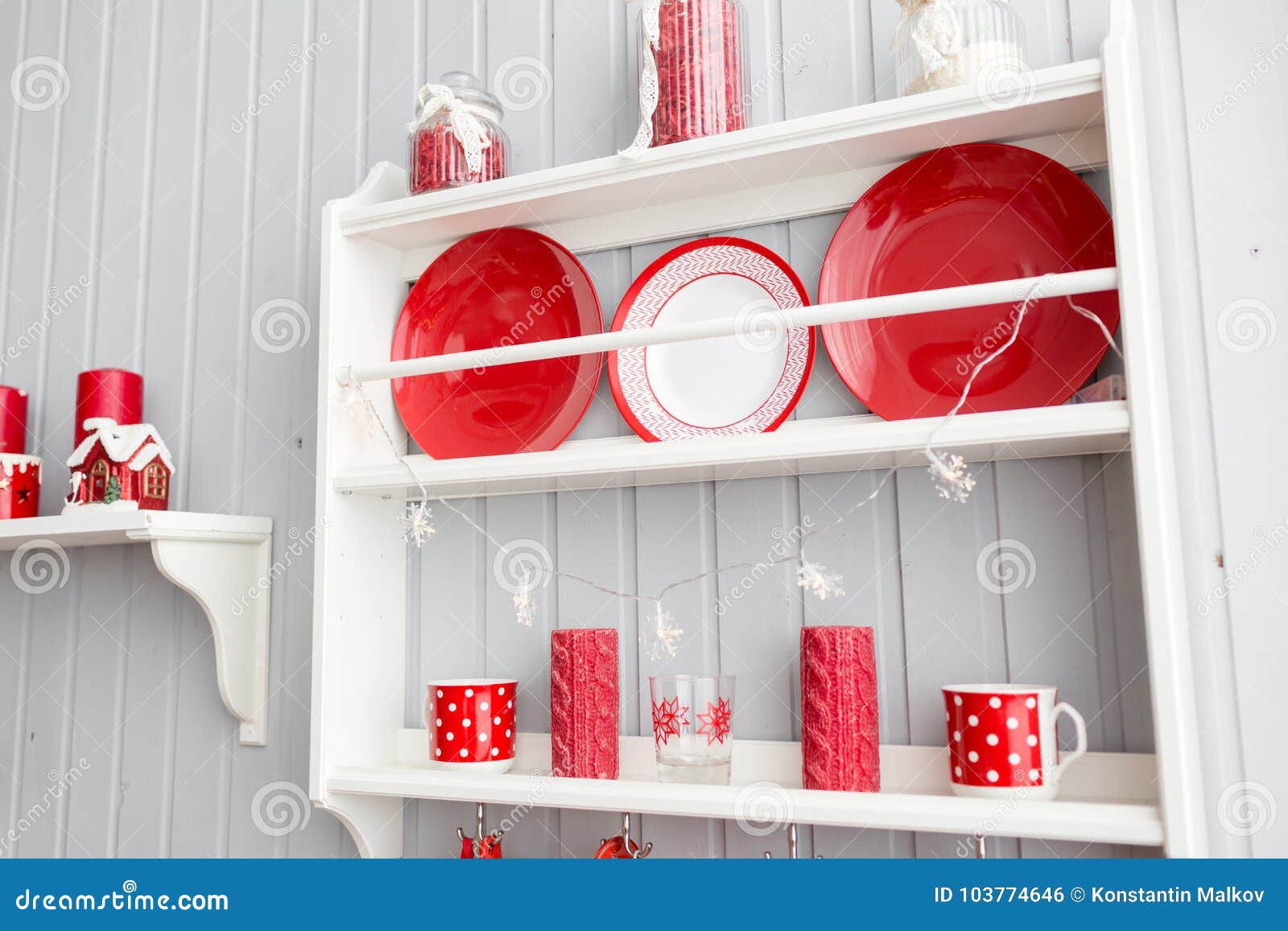 Scaffali Con I Piatti Cucina Grigio Chiaro Interna E Decorazione Rossa Di  Natale Preparando Pranzo a Casa Sul Concetto Della Cuci Fotografia Stock -  Immagine di vapore, rurale: 103774646