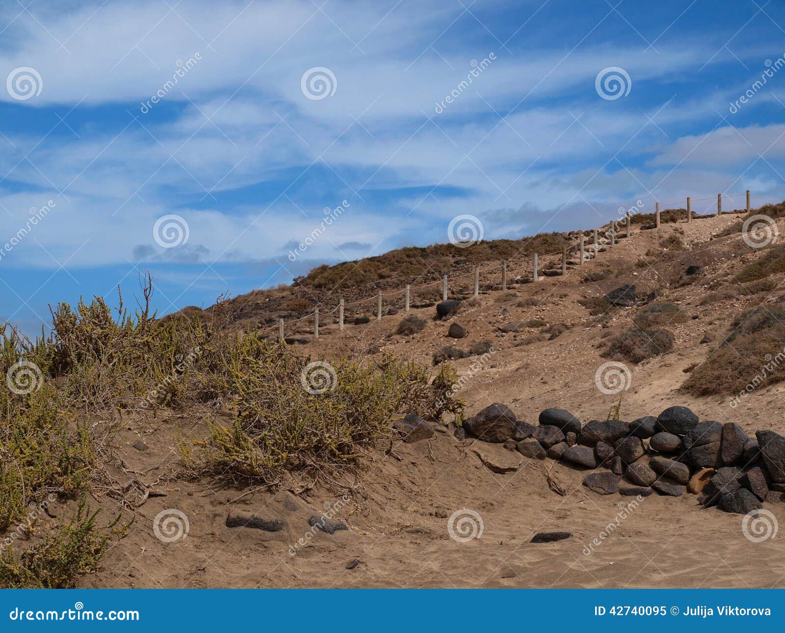 Scala a cielo. Scala e cielo blu sulla spiaggia sabbiosa di Fuerteventura