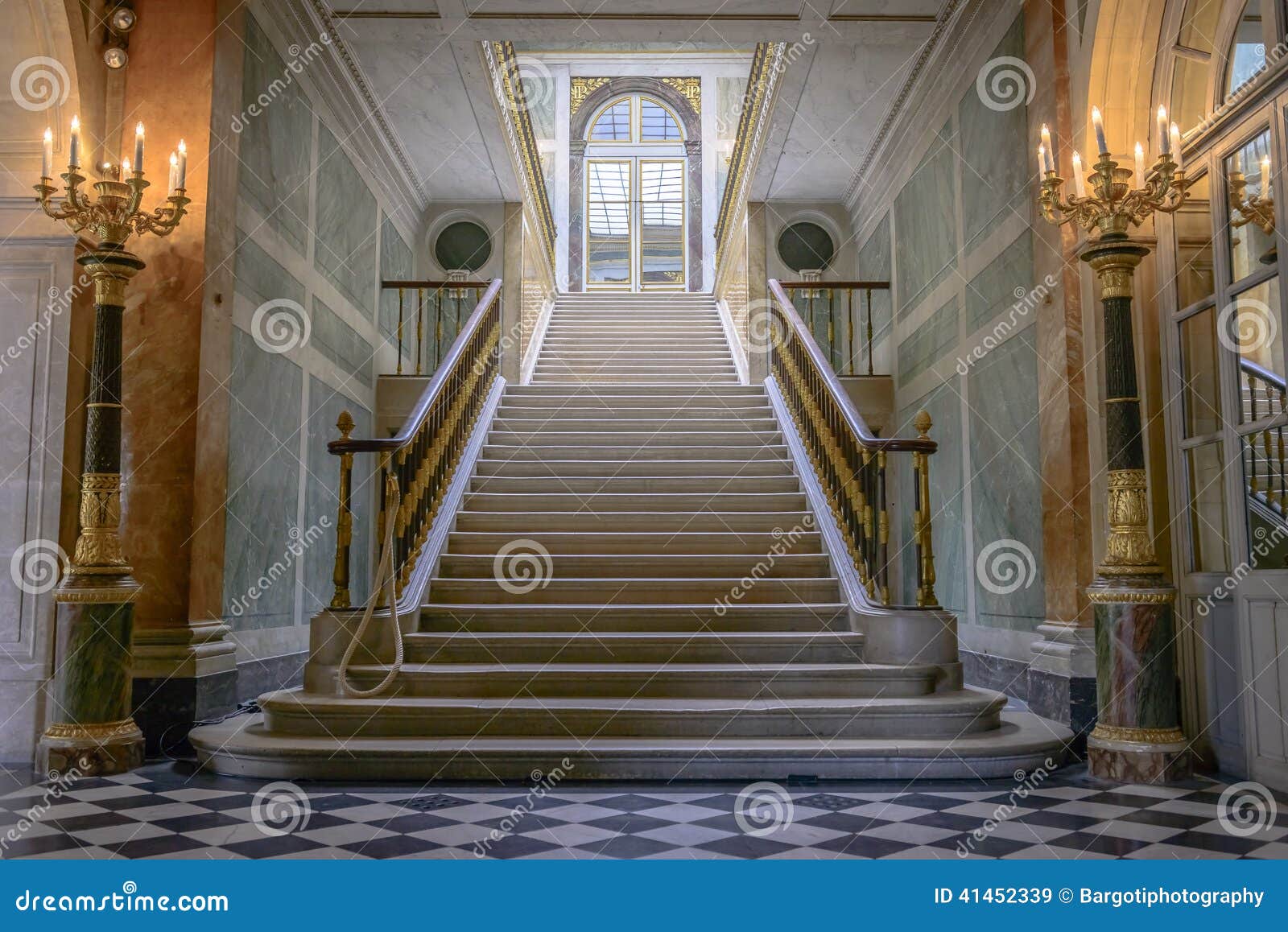 Scale in Castello De Versailles Immagine Stock Editoriale Immagine di