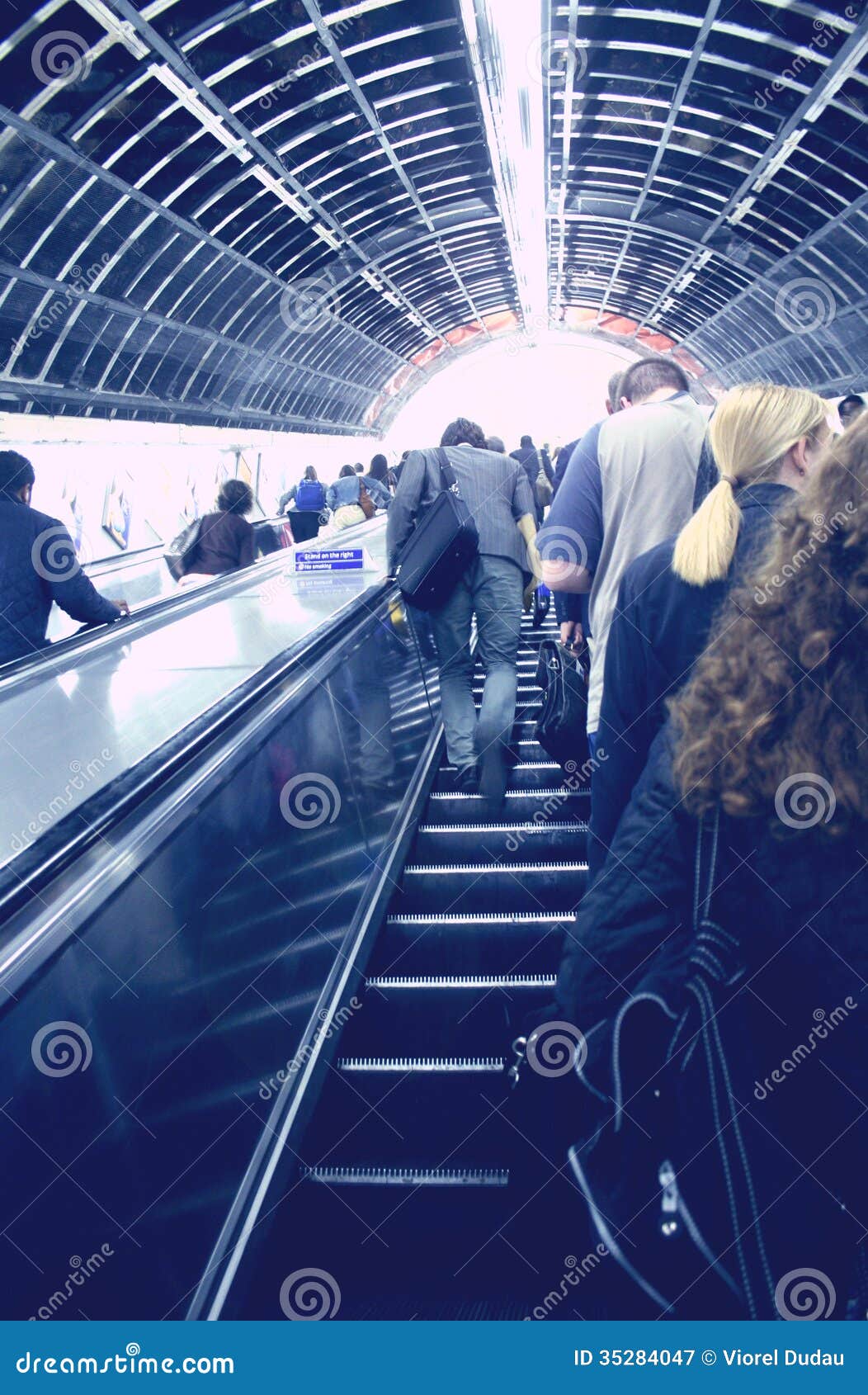 Scale Moderne Del Sottopassaggio Immagine Stock - Immagine Di Acciaio - Foto 13