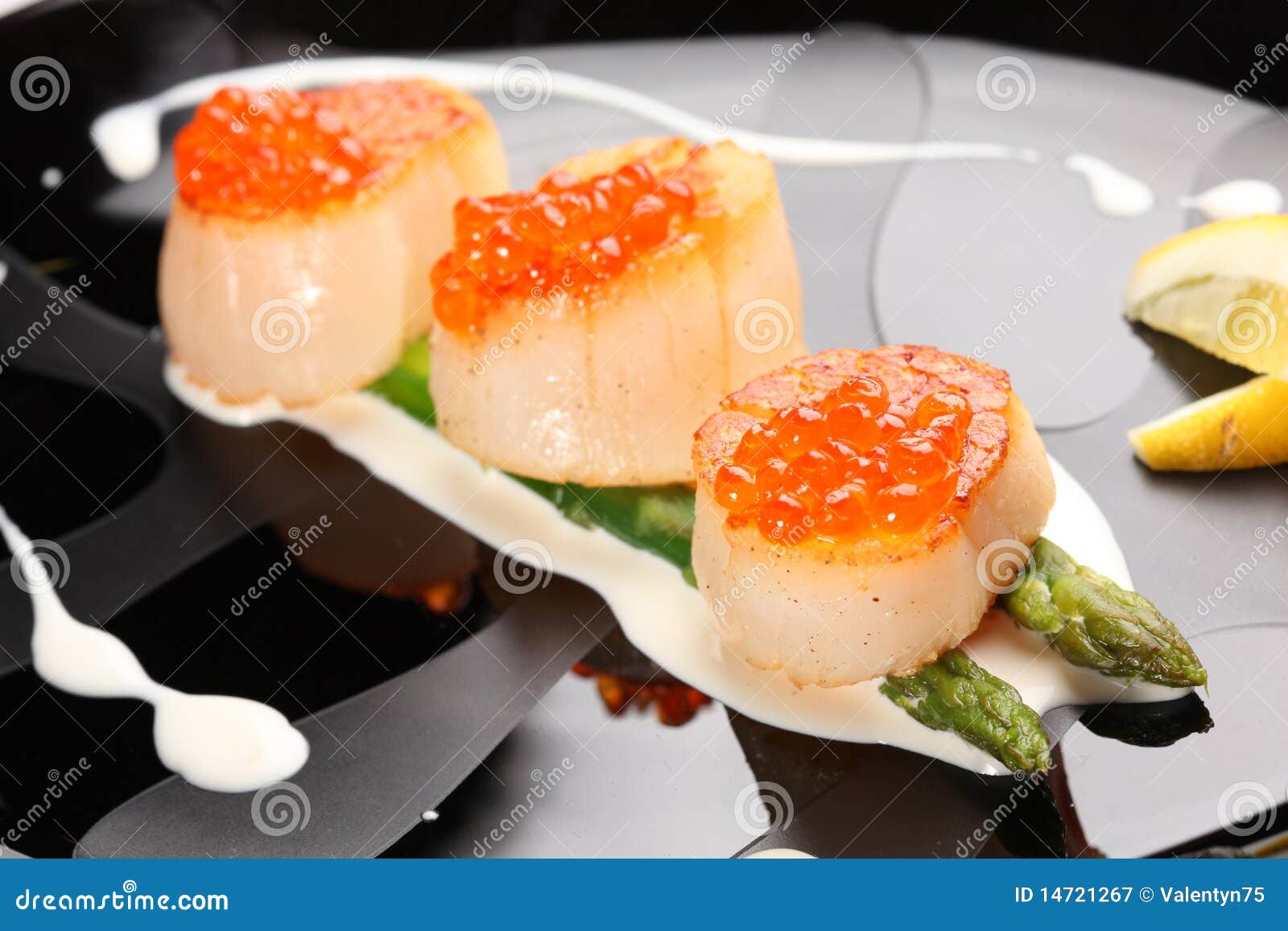 Scallops De Mar Grelhados Com Espargos Imagem de Stock Imagem de