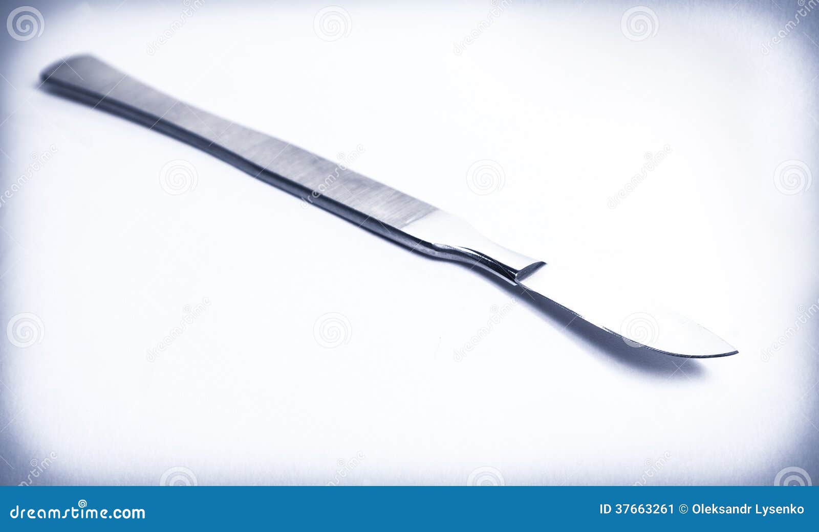 Scalpel Chirurgical En Moyenne Image stock - Image du chirurgical, sérieux:  37663261