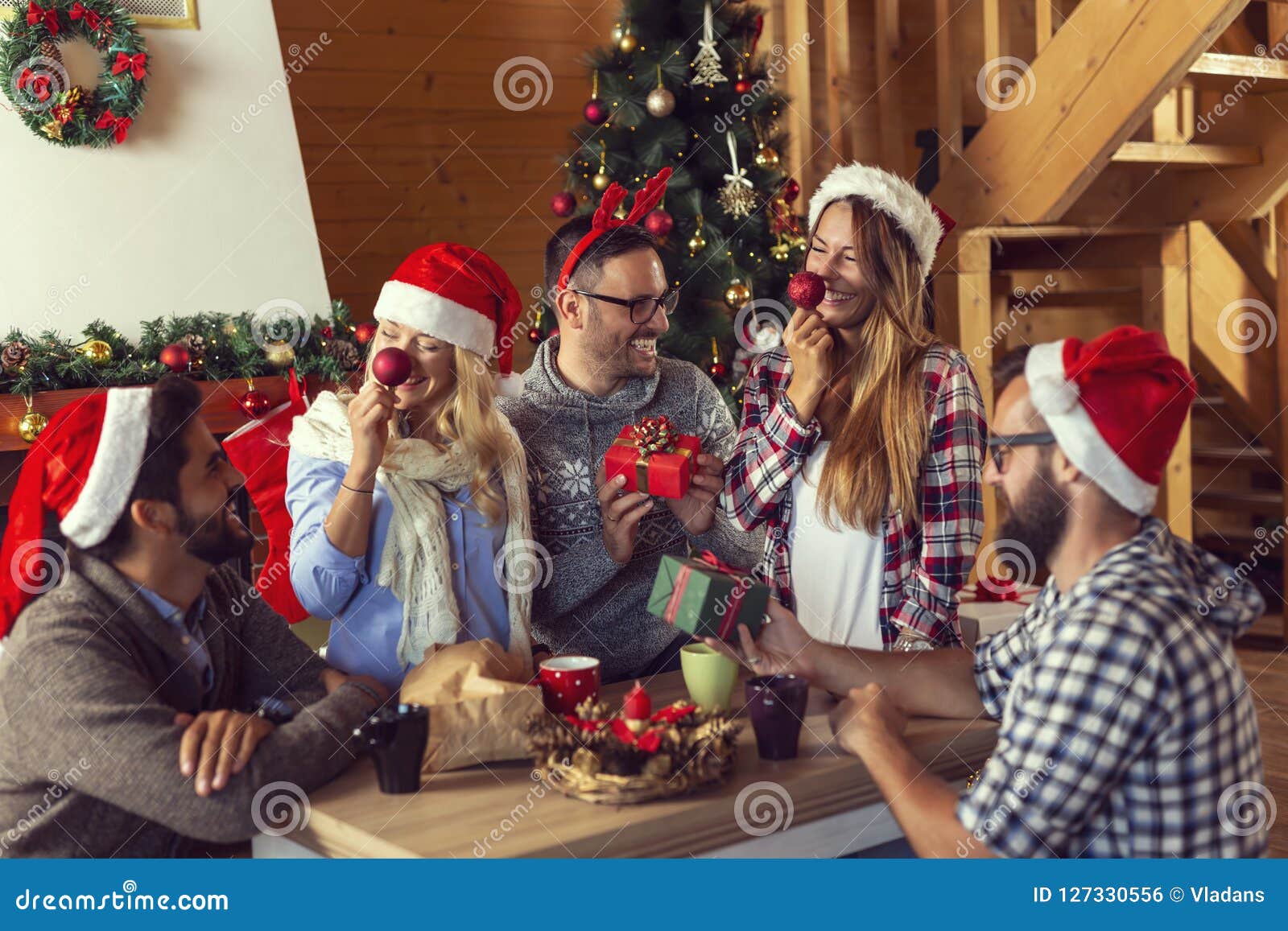 Regali Di Natale Amici.Scambio Dei Regali Di Natale Fotografia Stock Immagine Di Svago Domestico 127330556
