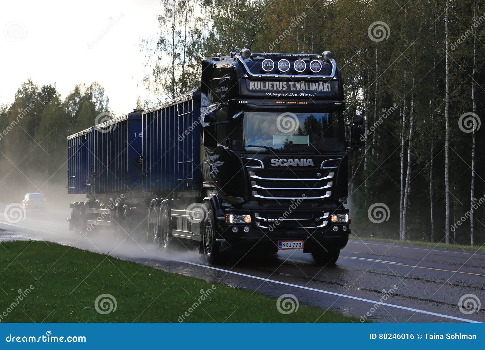 Scania V8, Der Auf Regnerischer Straße Tauscht Redaktionelles Foto