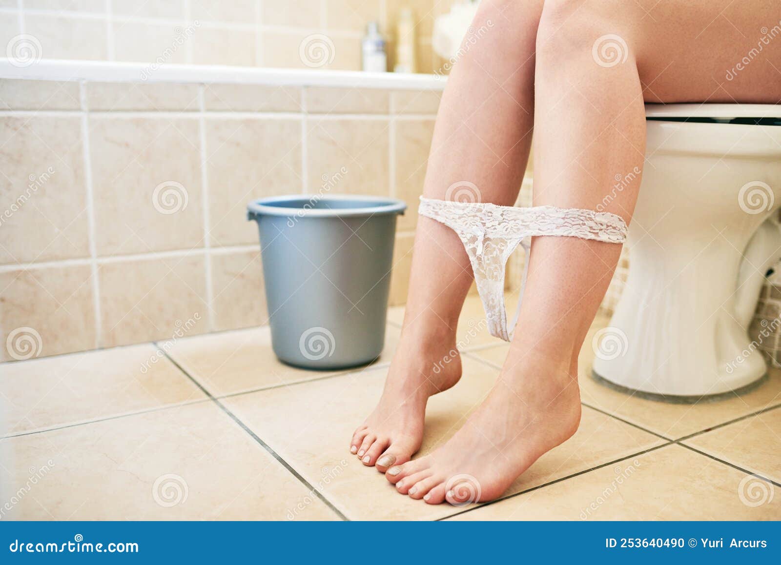 Scaricare Con Un Secchio D'acqua Per Salvare L'acqua. Una Donna  Irriconoscibile Che Usa Il Bagno a Casa. Fotografia Stock - Immagine di  concetto, piedi: 253640490