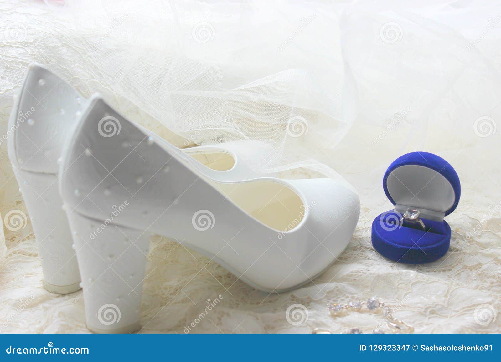 Scarpe Bianche Pattini Bianchi Di Cerimonia Nuziale Tacchi Alti Del ` S Della Sposa Le Tasse Della Sposa Gioielli Di Nozze Immagine Stock - Immagine di background, bellezza: 129323347