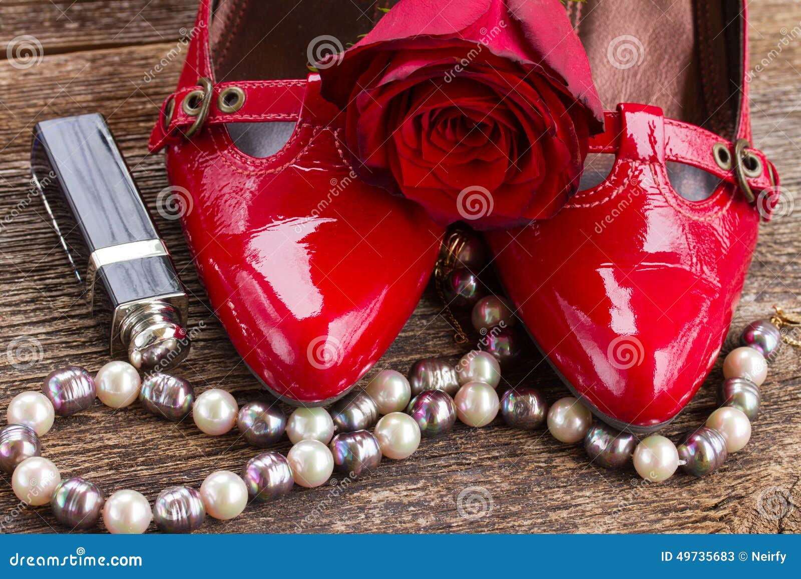 scarpe con rose rosse