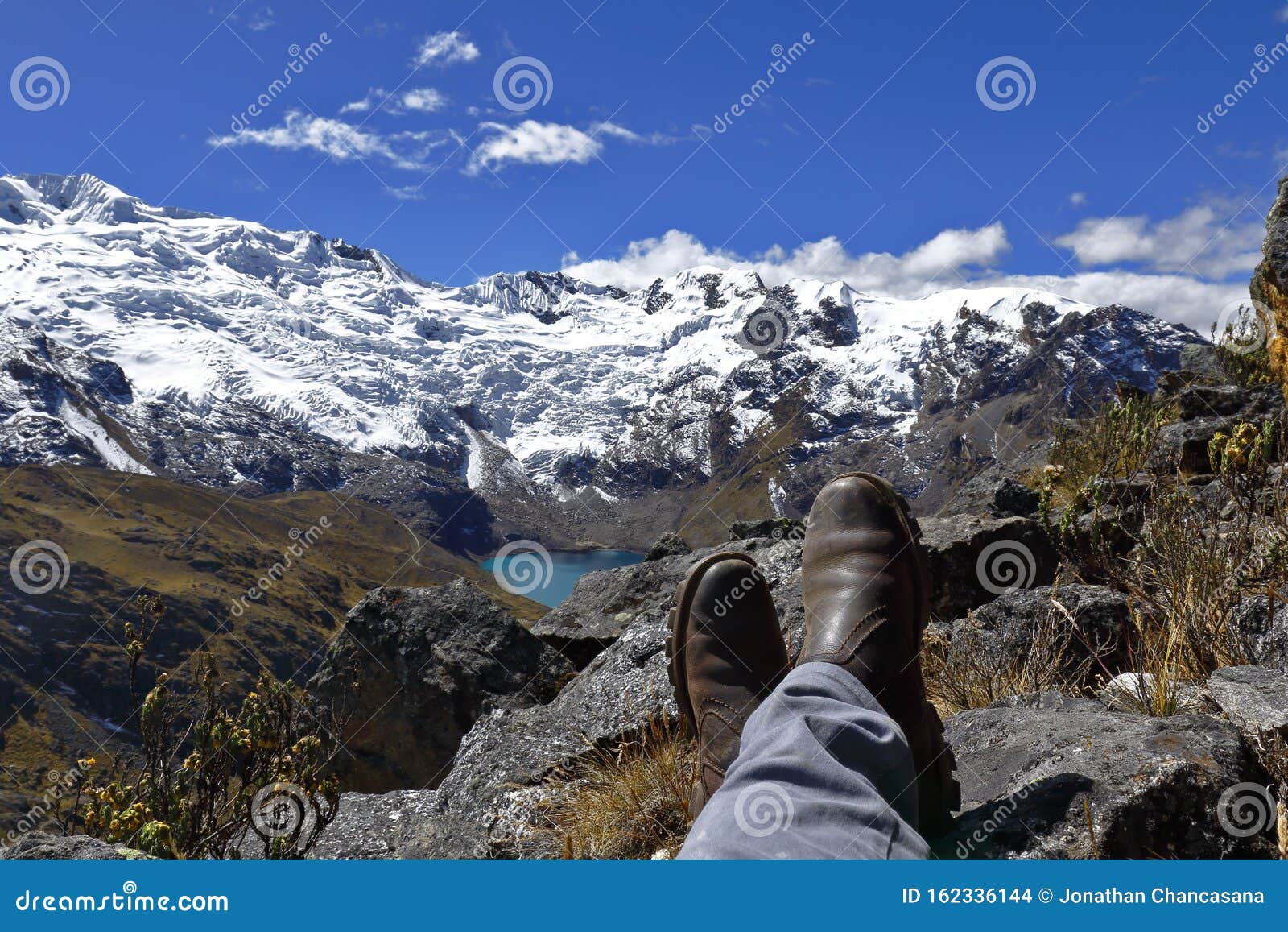 zapatos y turista en nevado