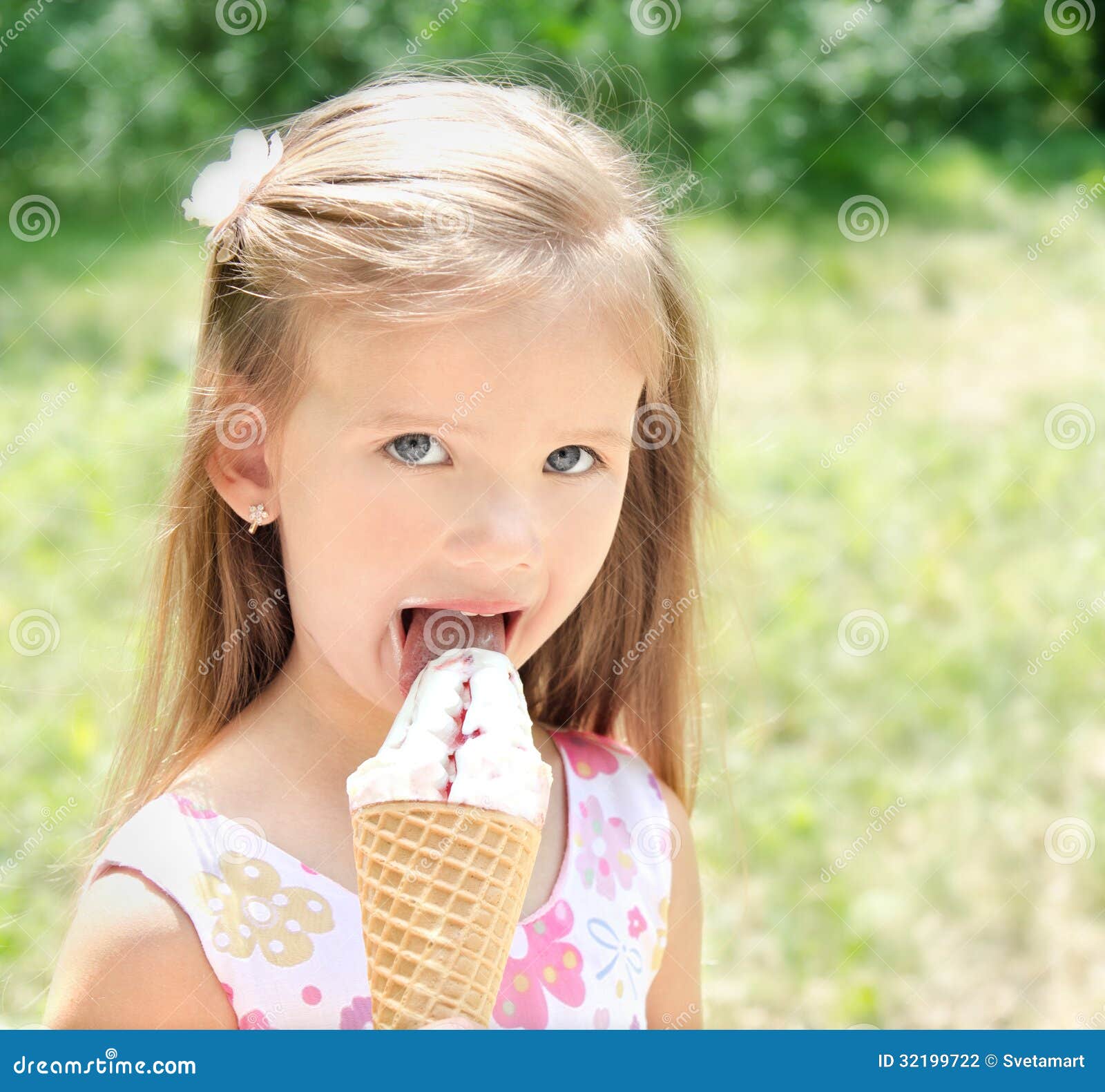 Покажи как девочки облизывают. Маленькая девочка и мороженое. Лижет маленькой девочке. Ребенок облизывает мороженое. Маленькая девочка облизывает мороженое.