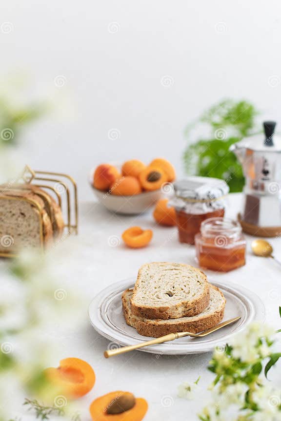 Schön Gedientes Sommerfrühstück Mit Toastbrot Und Selbst Gemachter ...