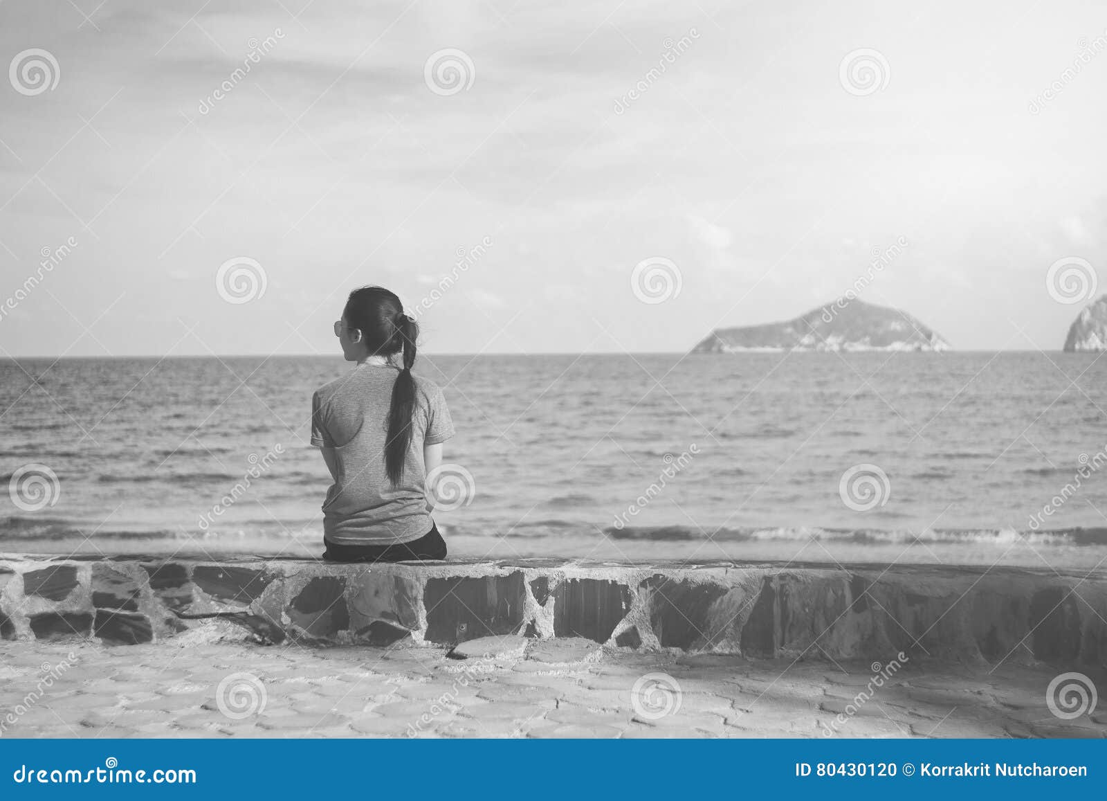Schone Allein Junge Asiatische Frau An Der Kuste Nahe Dem Strand Unscharfes Meer Und Himmel Im Hintergrund Selektiver Fokus Gefil Stockfoto Bild Von Freiheit Alleine 80430120