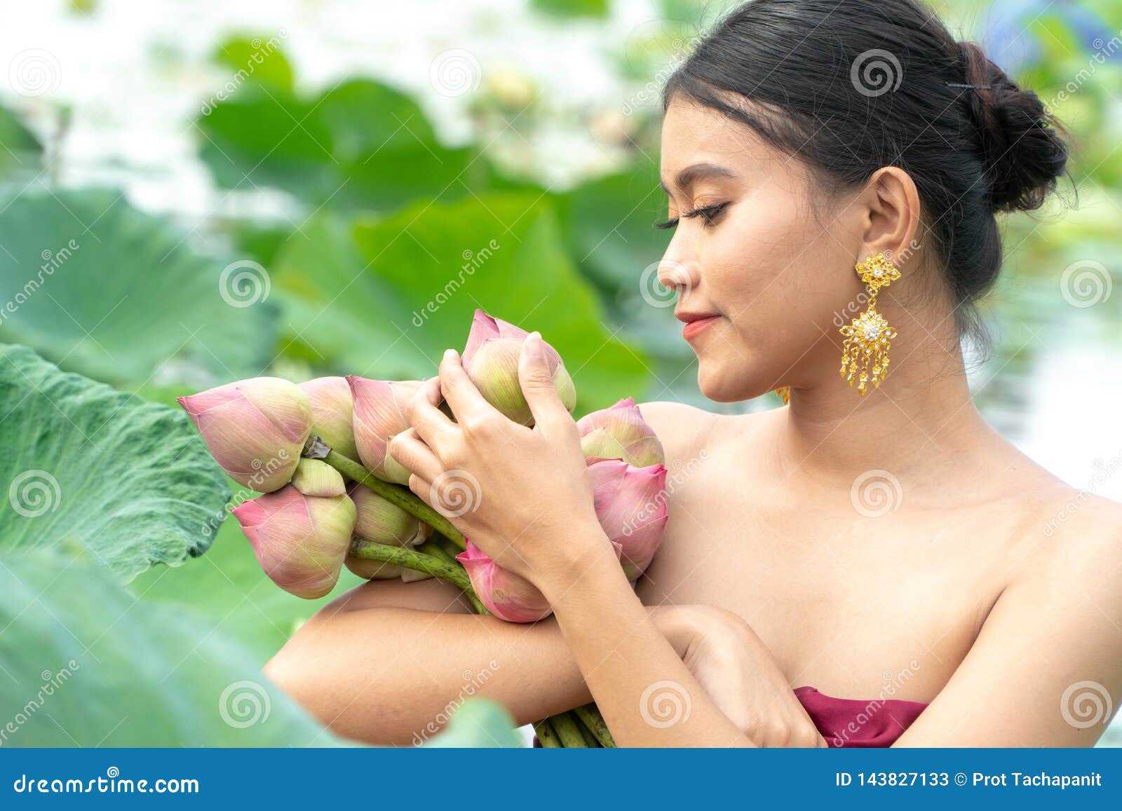 Schone Asien Frauen Die Traditionelles Thailandisches Kleid Tragen Und Auf Holzernem Boot Im Blumenlotossee Sitzen Ihre Hande Ha Stockbild Bild Von Sitzen Frauen