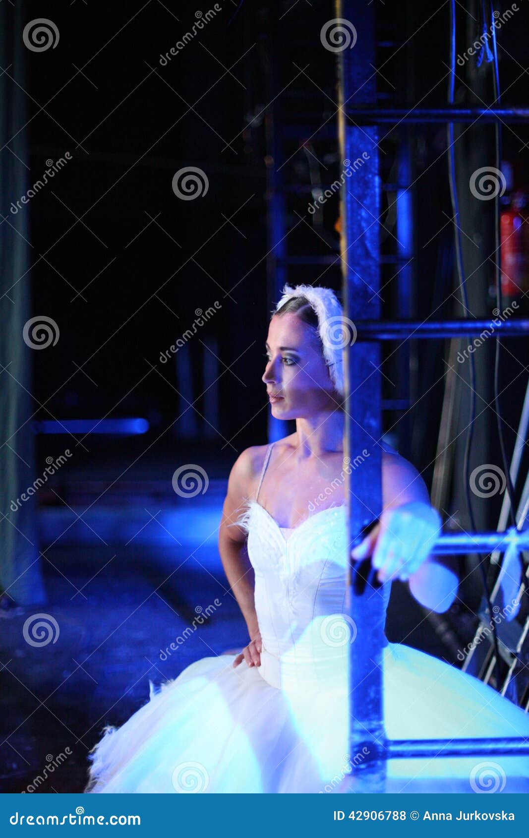 Schone Ballerina Auf Der Buhne Hinter Dem Vorhang Stockfoto Bild Von Vorhang Schone