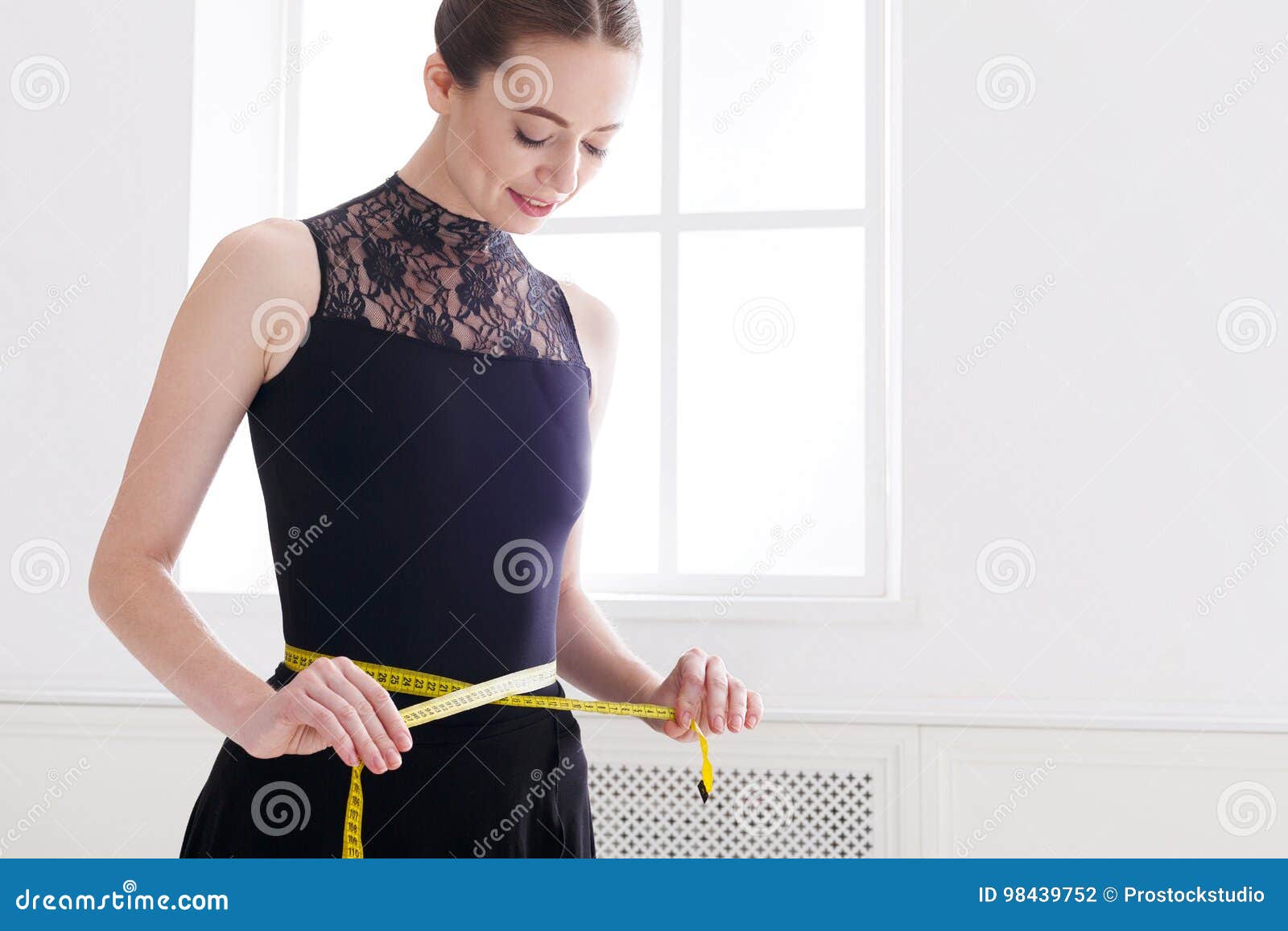 Schone Ballerina Mit Messendem Band Dunne Taille Nach Diat Stockfoto Bild Von Messendem Schone