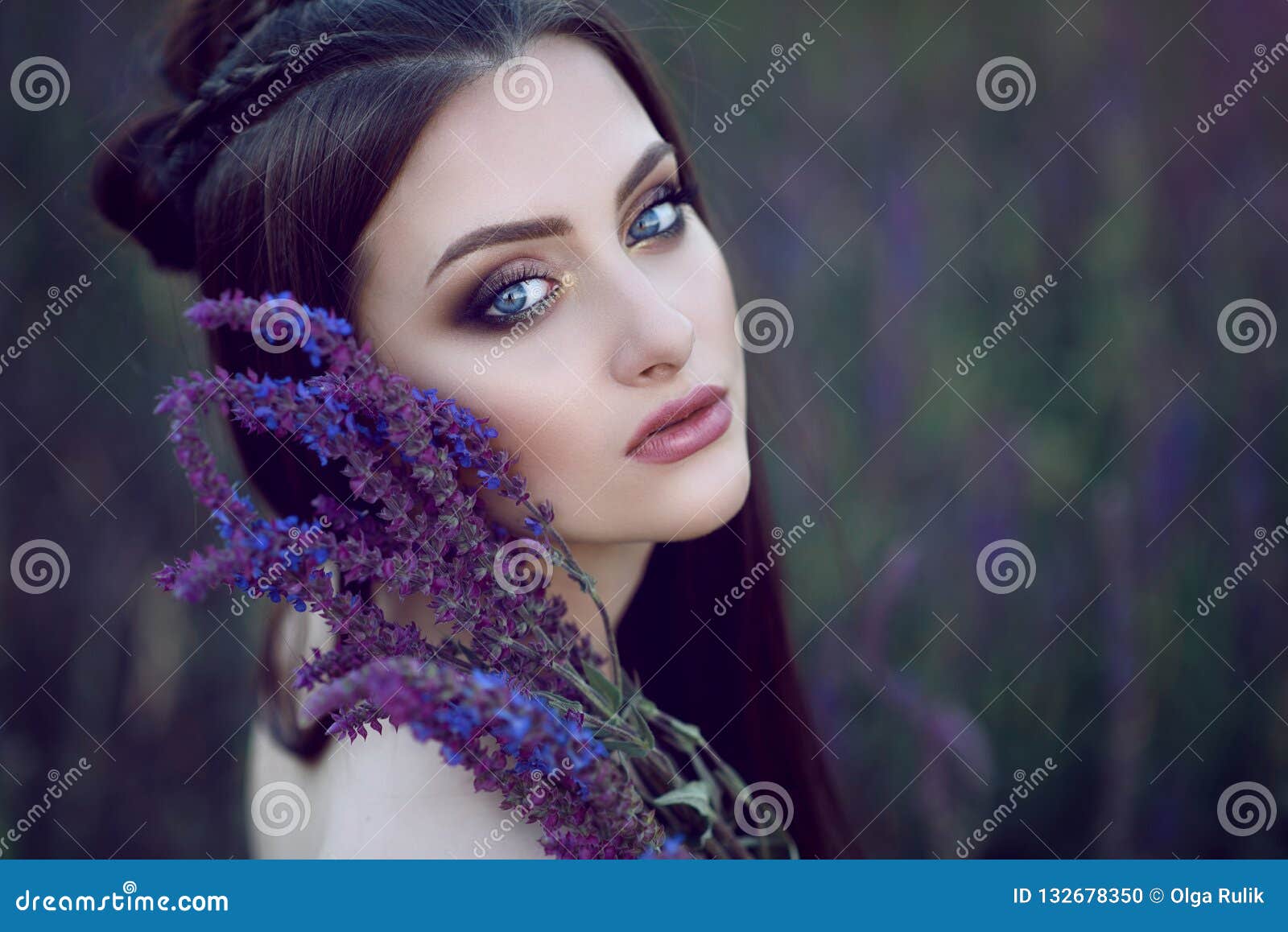 Schone Blauaugige Dame Mit Perfektem Bilden Und Die Geflochtene