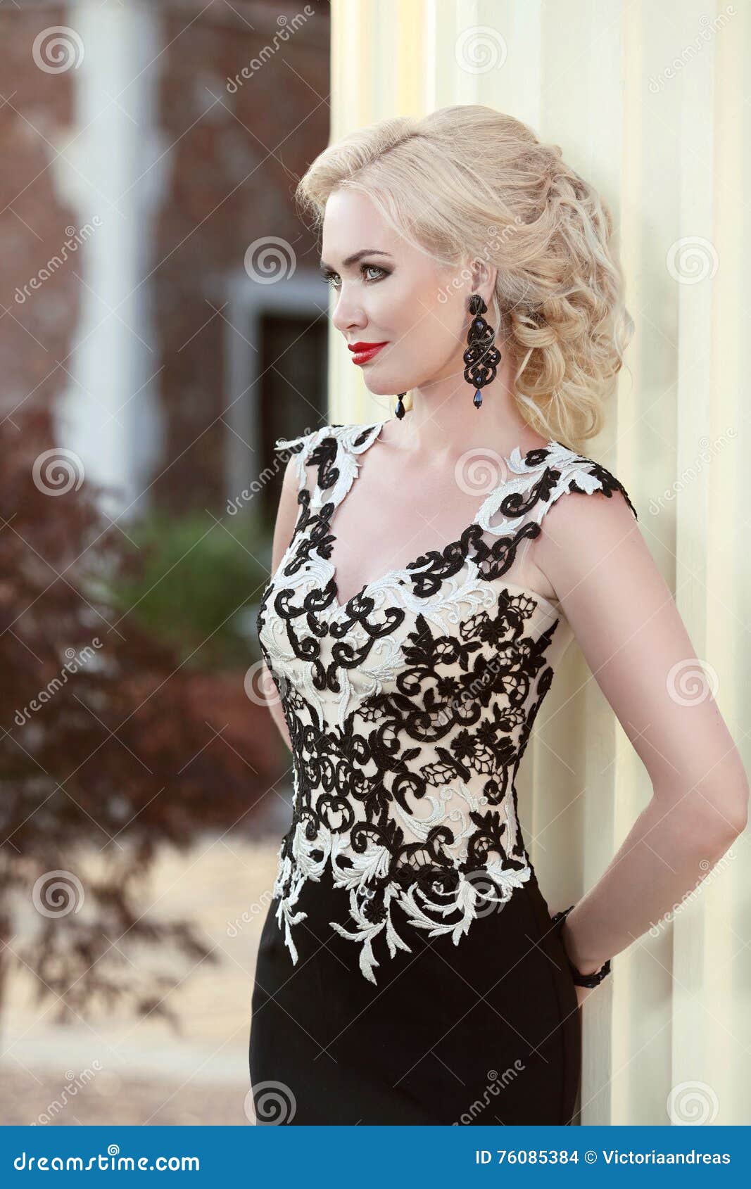 Schone Blonde Dame Im Eleganten Kleid Frisur Rotes Lippenmake Up Stockfoto Bild Von Frisur Rotes