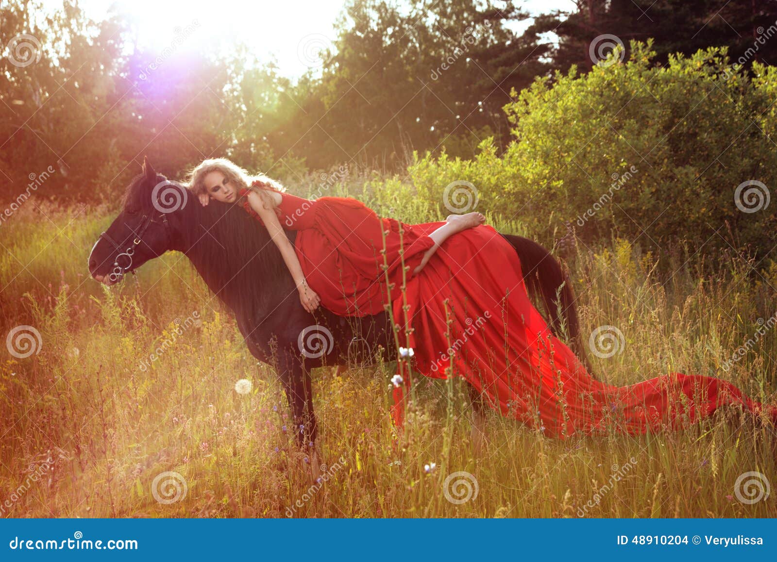 Лежа на коне. Девушка на коне в Красном платье. Девушка с лошадью. Фотосессия в красивом платье с лошадью. Фотосессия с лошадью в Красном платье.