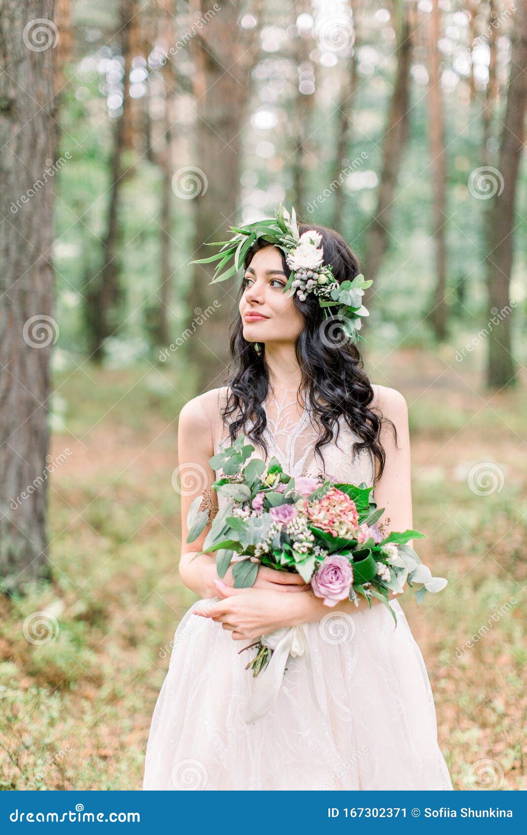 Schone Braut In Der Natur In Einem Nadelwald In Einem Kranz Auf Ihrem Kopf Und Ein Luxurioses Hochzeitskleid Rustikales Boho Stockbild Bild Von Gras Leute 167302371