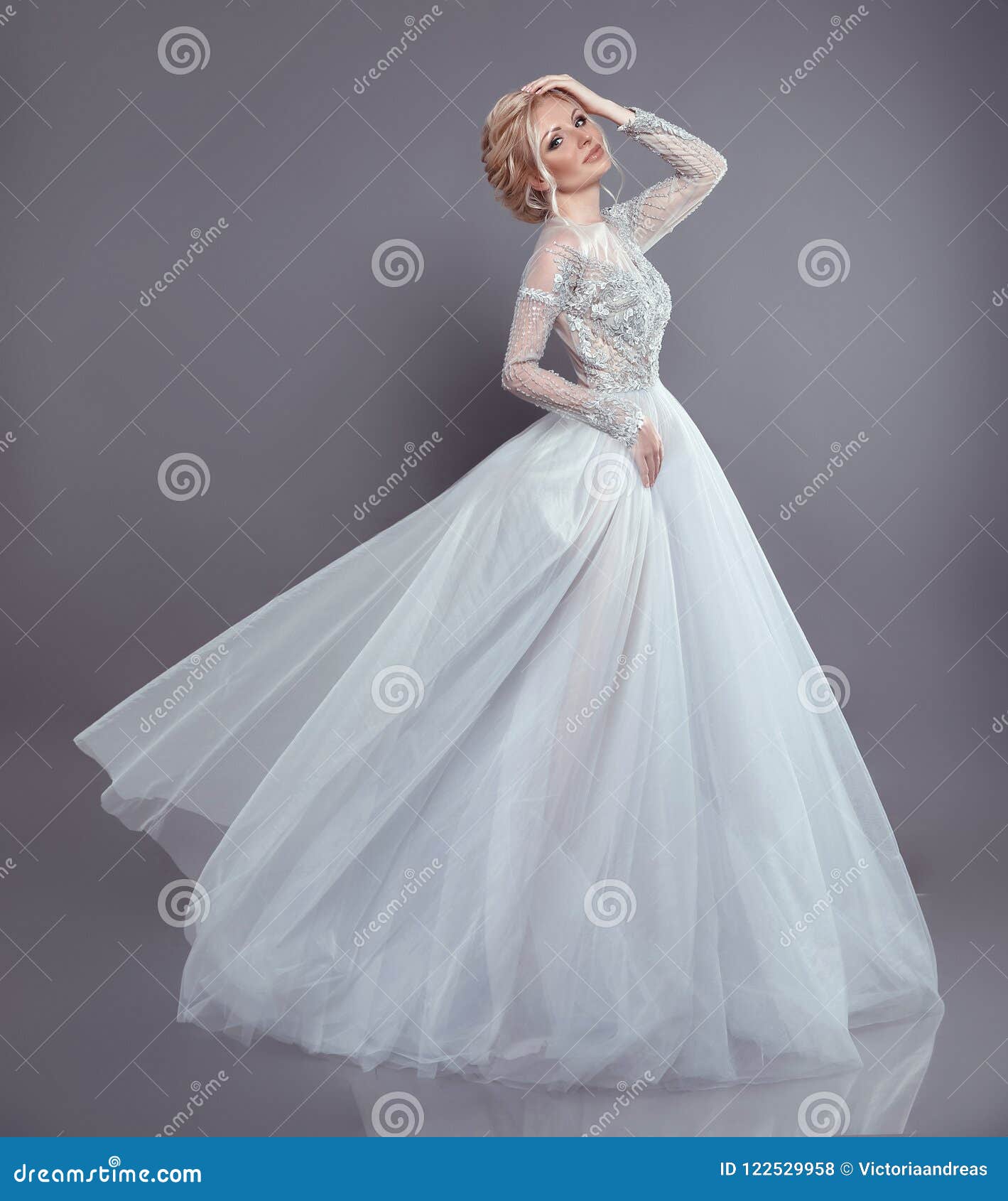 Schone Braut In Flussigem Chiffon Kleid Der Hochzeit Frau Herein Lang Stockfoto Bild Von Frau Lang