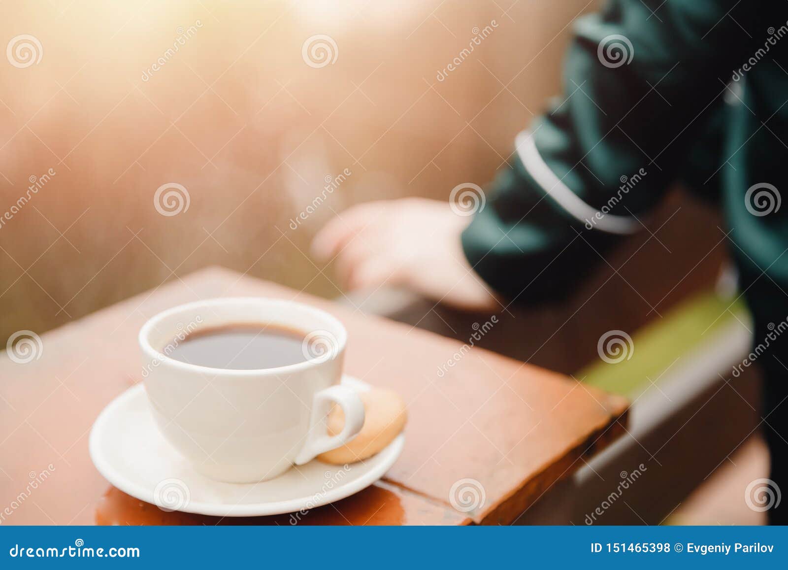 Schone Junge Frau Der Kaffeetasse In Der Hand In Den Pyjamas Stockfoto Bild Von Hand Frau