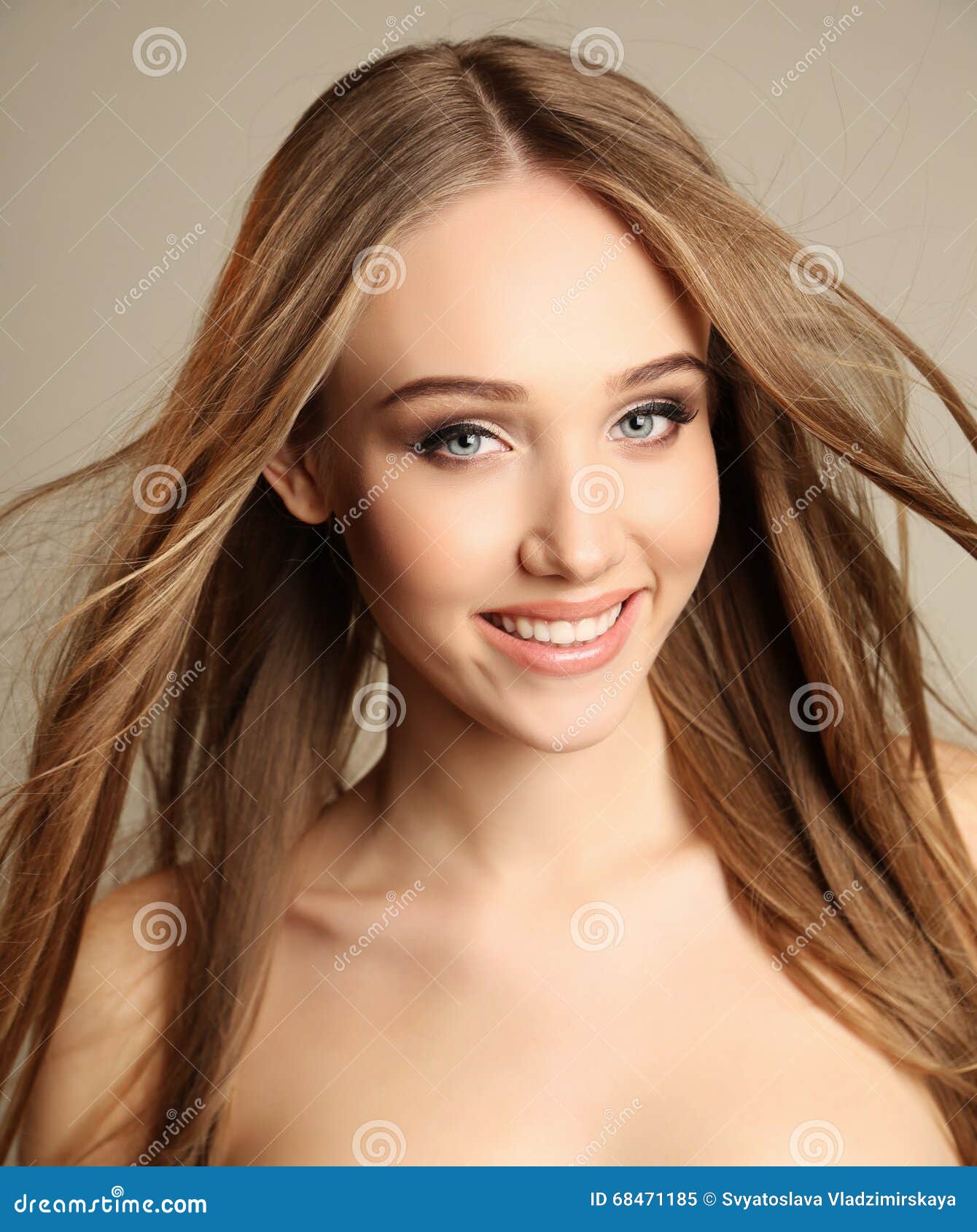 Eine Frau mit natürlichem Haar