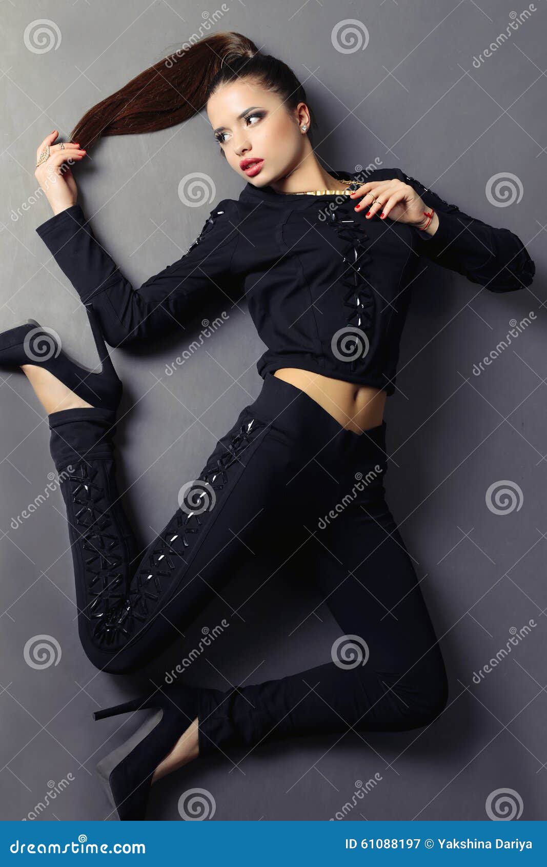 Schone Junge Frau Mit Dem Dunklen Haar Tragt Elegante Kleidung Stockbild Bild Von Kosmetik Sonderkommandos