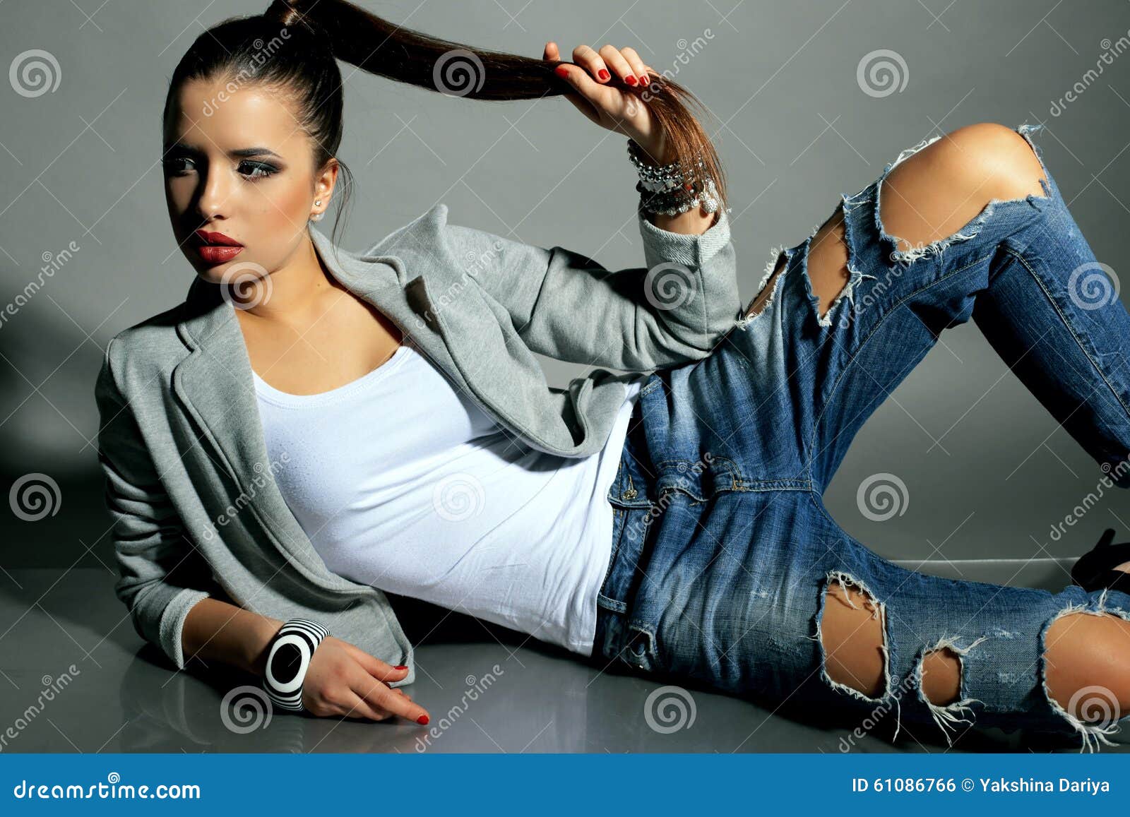 Schone Junge Frau Mit Dem Dunklen Haar Tragt Zufallige Kleidung Stockfoto Bild Von Glucklich Karosserie