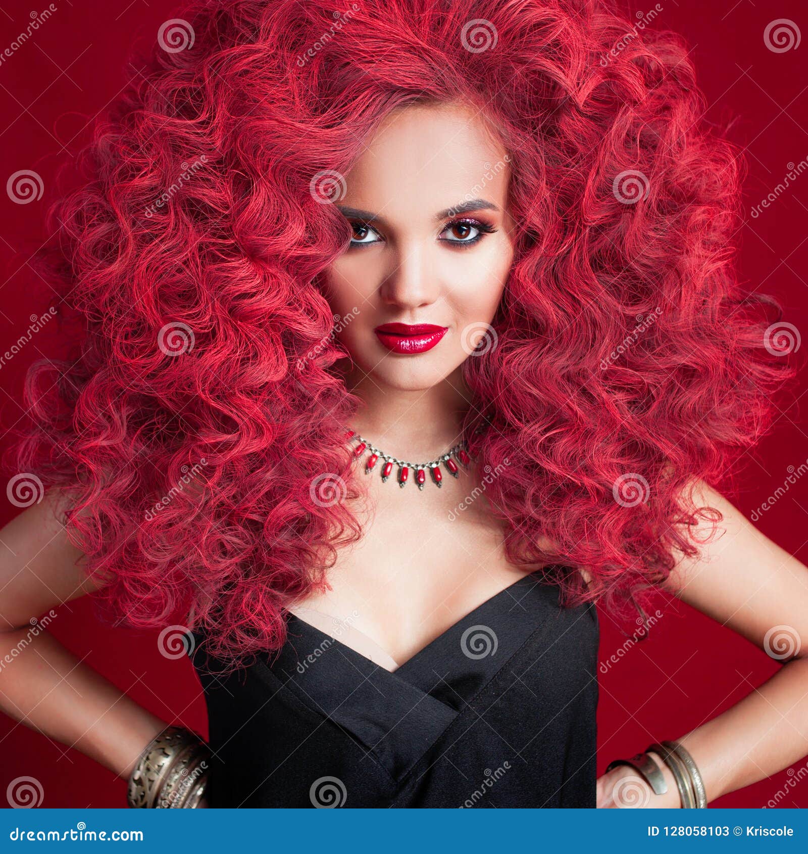 Schone Junge Frau Mit Dem Roten Haar Helles Make Up Und Frisur Stockbild Bild Von Kunstler Attraktiv 128058103