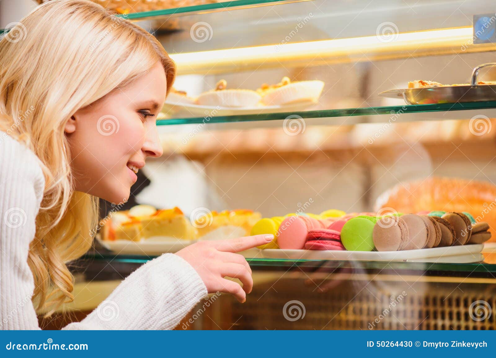 Schone Junge Frau In Sussigkeiten Stockfoto Bild Von Frau Schone