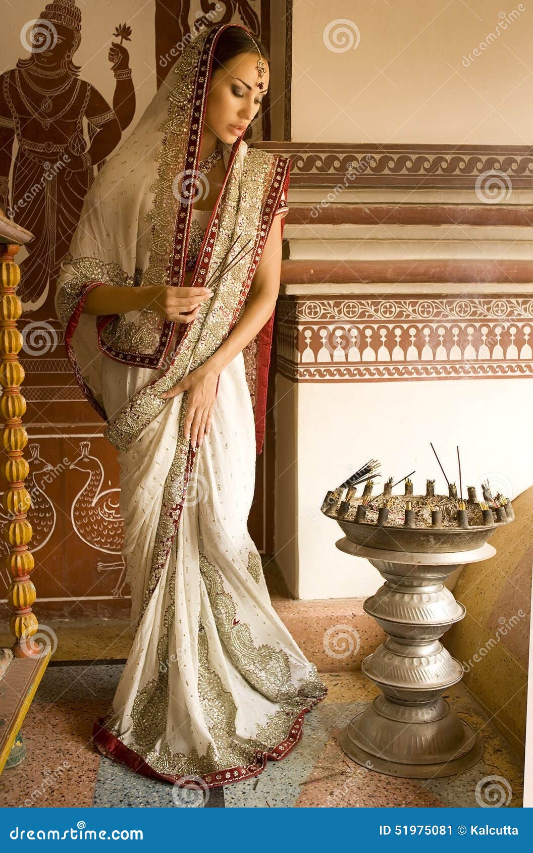 Ein Wunderschönes Indisches Mädchen Im Brautkleid Mit Rotem Saree