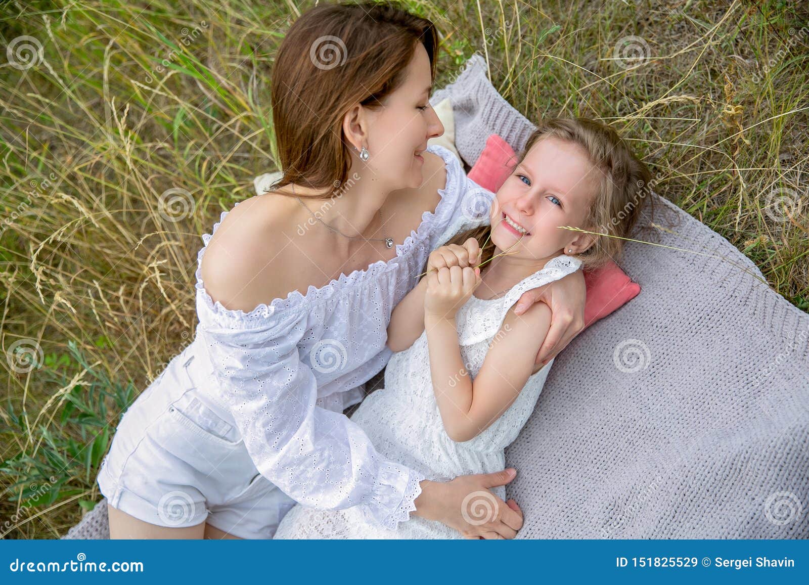 Молодая мама и ее дочка