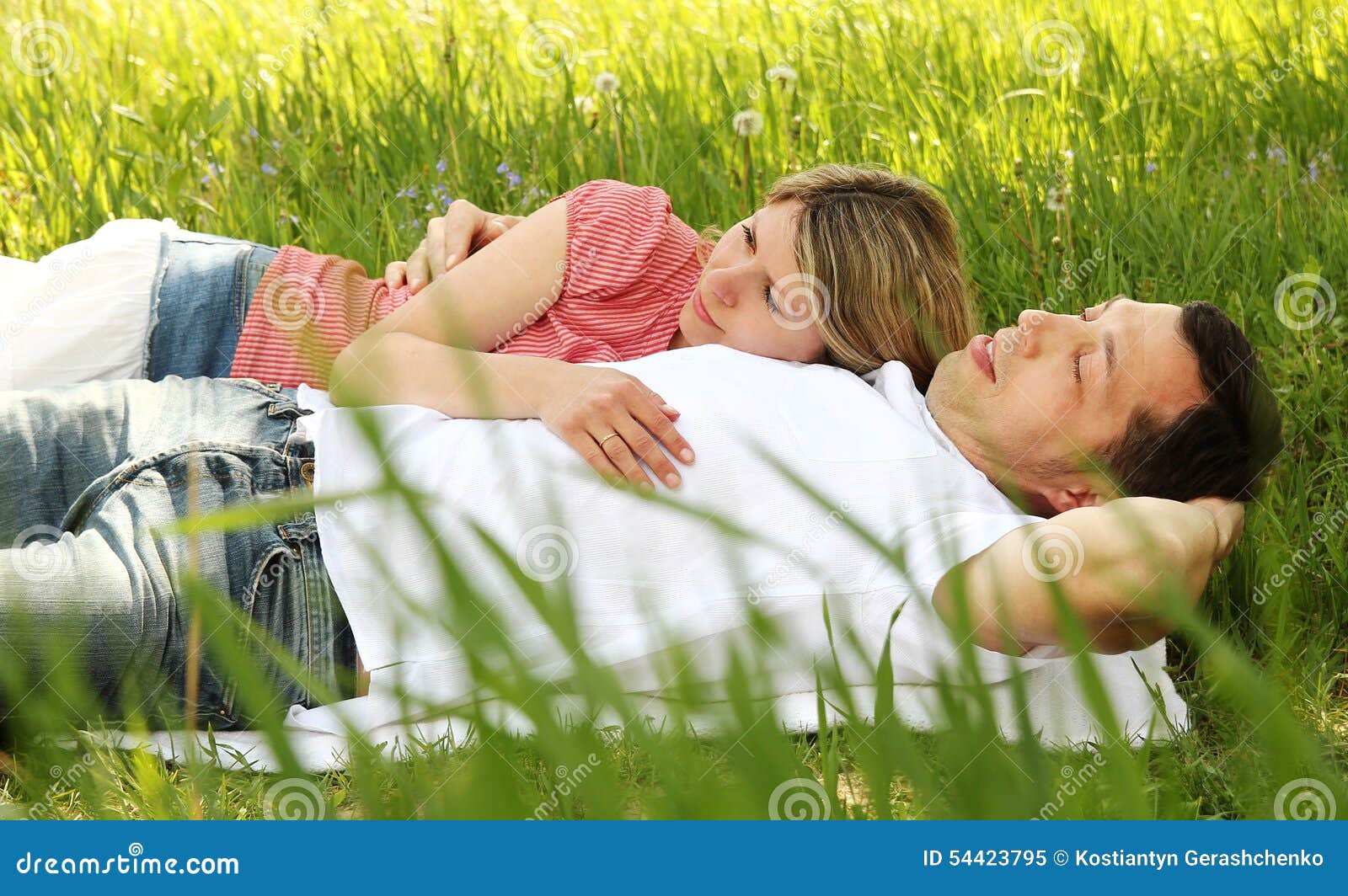 Schone Junge Paare In Der Liebe In Der Natur Stockbild Bild Von Liebe Natur