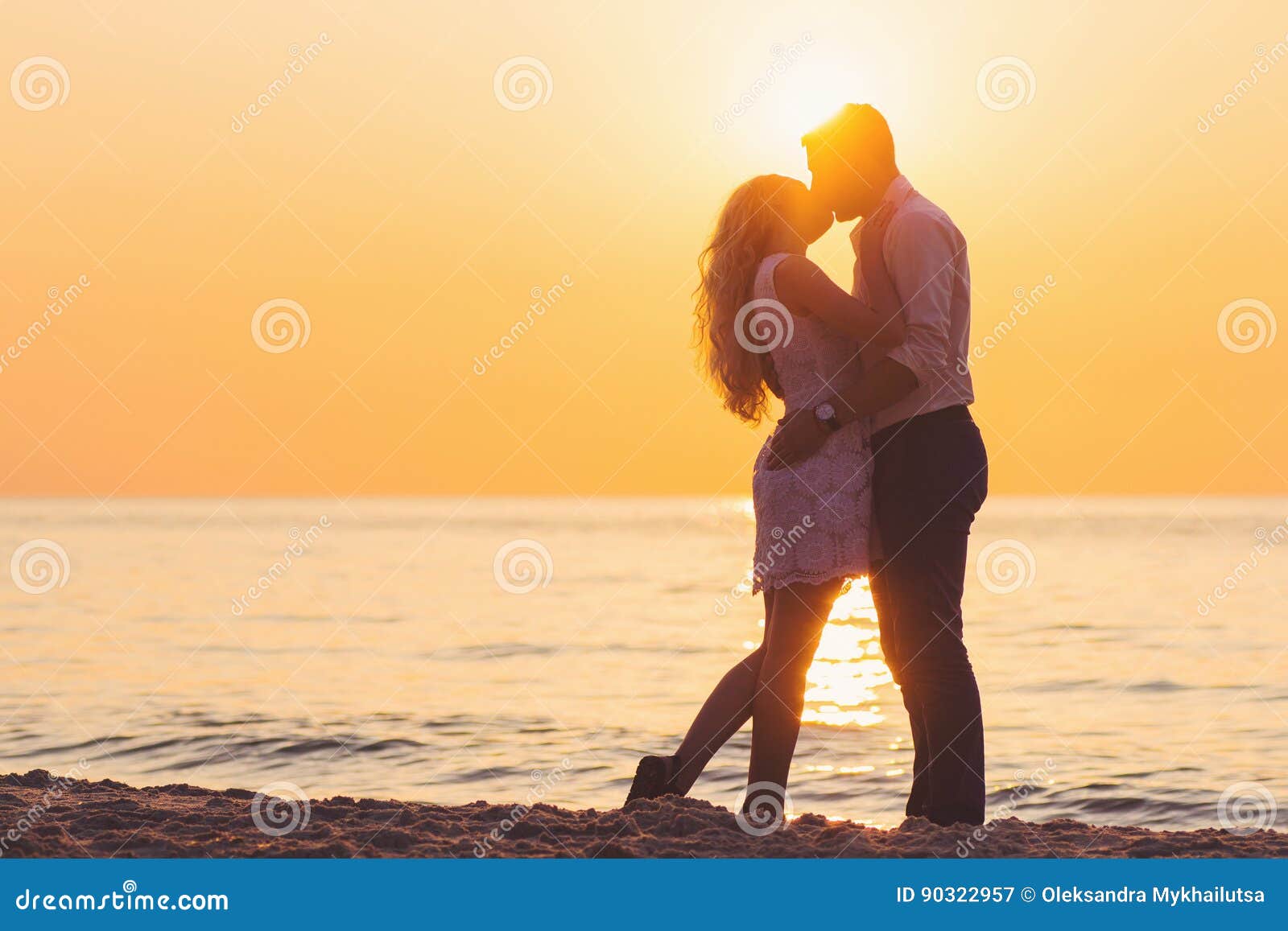 Schone Junge Romantische Paare Die Auf Kuste In Den Strahlen Von Ri Kussen Stockbild Bild Von Kuste Paare