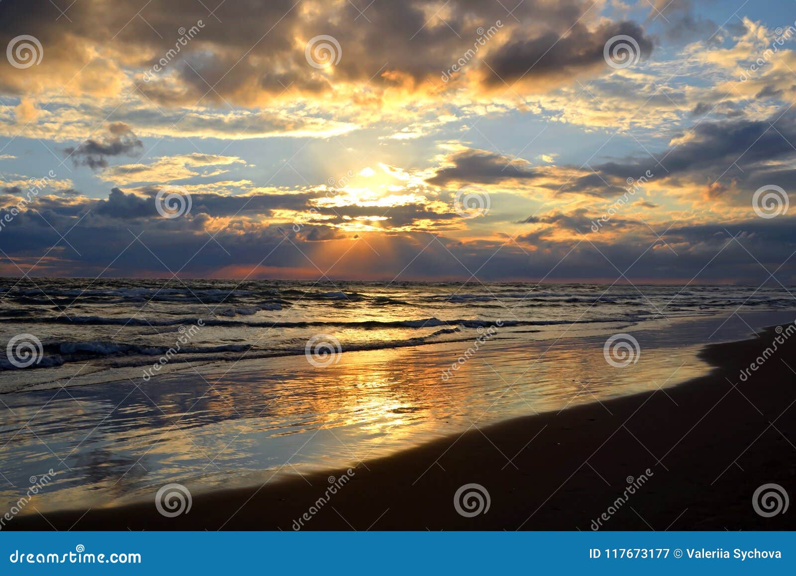 Schone Landschaft Bewolkter Himmel Und Das Meer Reflektiert Die Sonne Bei Sonnenaufgang Oder Sonnenuntergang Stockbild Bild Von Schone Bewolkter