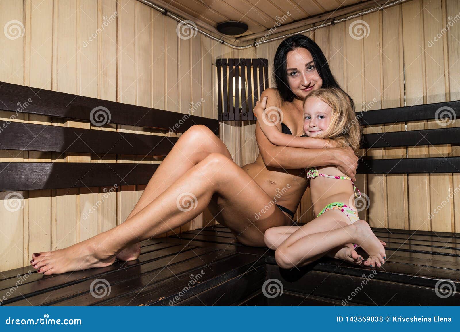 Mutter mit tochter nackt in sauna