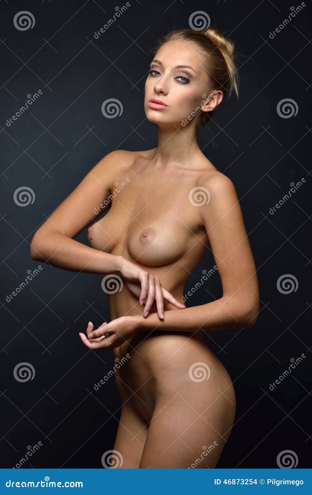 Schöne Nackte Blondine, Die Im Studio Aufwerfen Stockfoto - Bild von  dunkel, kaukasisch: 46873254