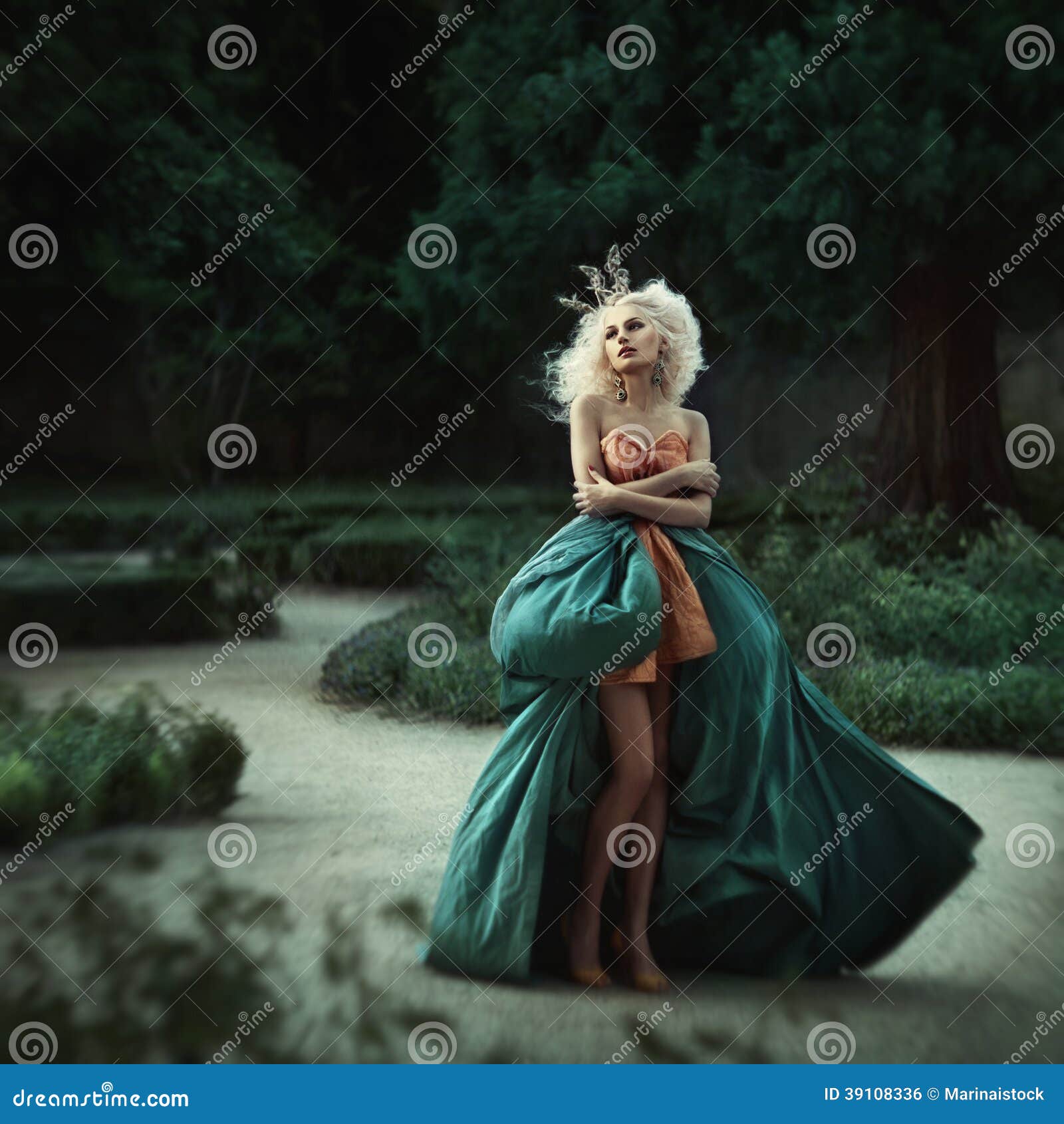 Schone Prinzessin Im Garten Stockfoto Bild Von Frisur Frische 39108336