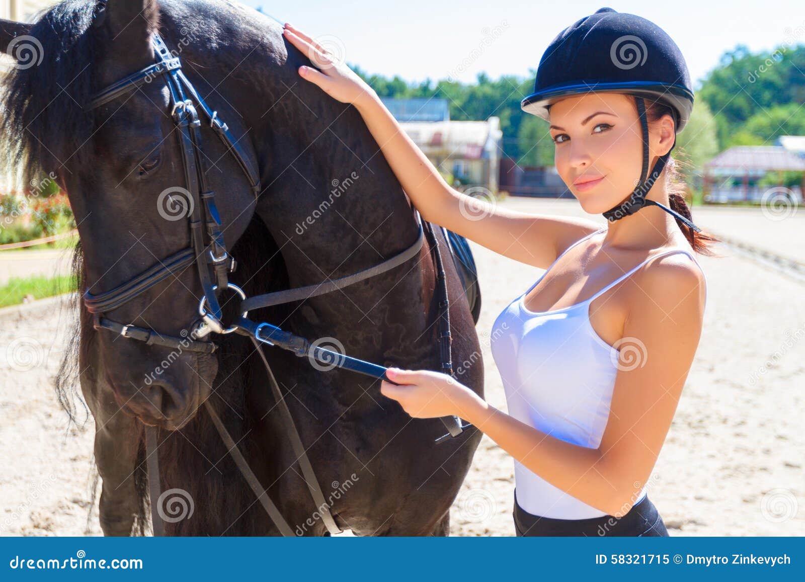 schöne reiterin mit einem pferd stockbild  bild von