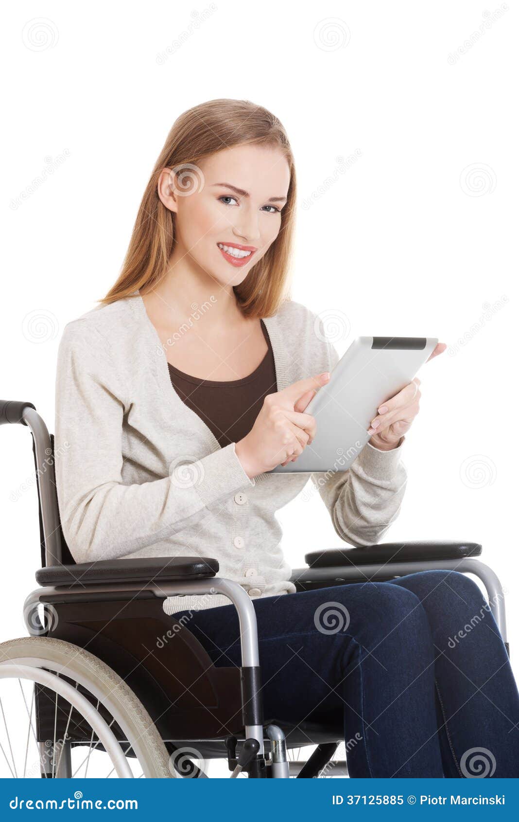 Frau im rollstuhl mit tablette