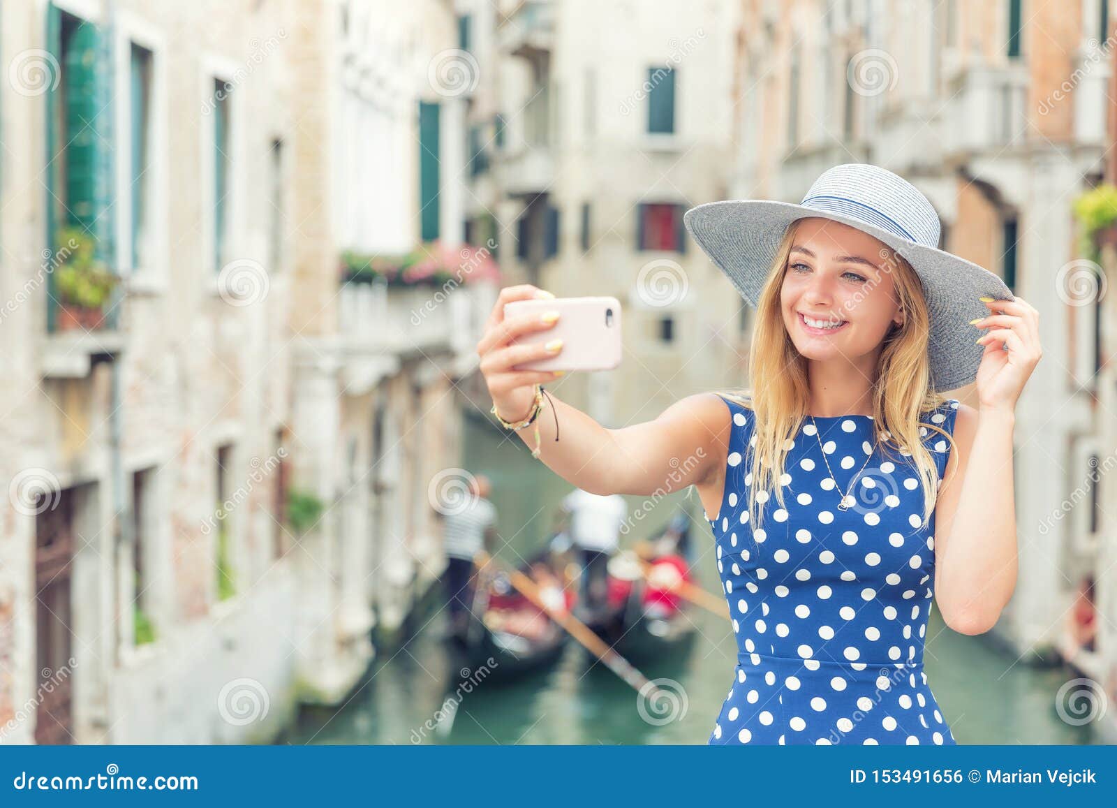 Schoner Gir Reisendtourist Im Blauen Tupfenkleid Machen Selfie In Venedig Italien Junge Frau Des Attraktiven Blonden Mode Modells Stockfoto Bild Von Reisendtourist Blonden